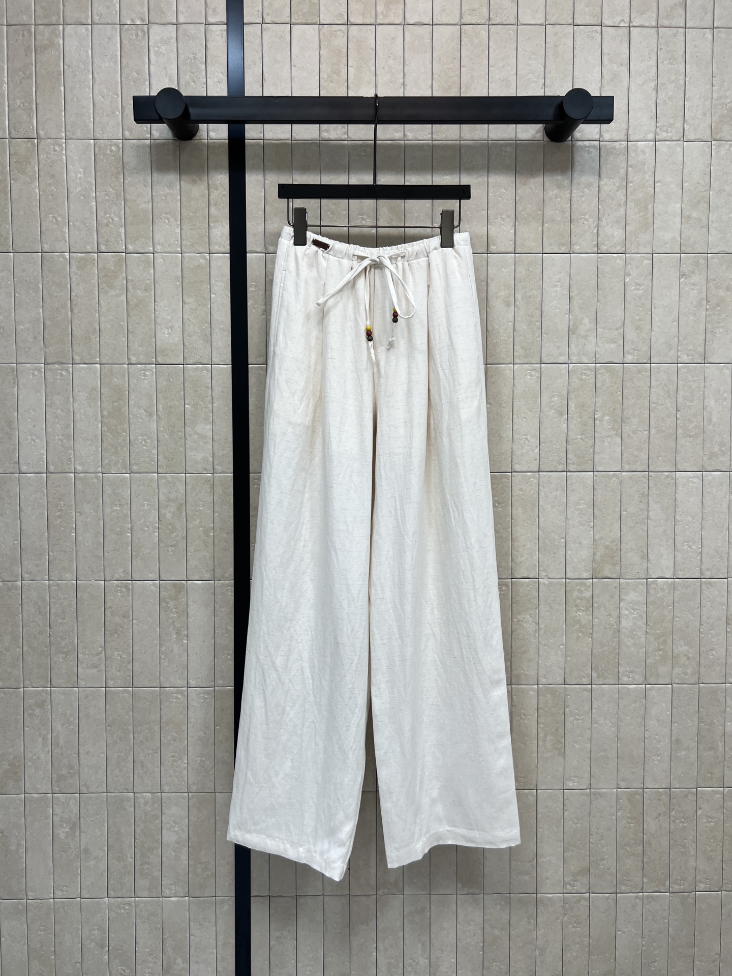 NO:716559,26 early spring new white linen wide-leg pants, perfect for summer!  Elastic waist + drawstring design, easy to put on and take off, and can adjust the waistline. The loose straight version modifies the leg shape. It looks slim and covers the flesh. The white color is simple and versatile. It can be easily used for commuting, vacation, and daily life. It goes well with shirts or T-shirts. The linen material has natural wrinkles. It is lazy and casual. It is easy to get a relaxed feeling in summer. Three sizes in one color, Size/S-M-L, shirts, tees, t-shirt,1986090926早春新款 白色亚麻阔腿裤  夏天穿超合适！松紧腰+抽绳设计 穿脱方便还能调节腰围 宽松直筒版型修饰腿型 显瘦又遮肉 白色简约百搭 通勤、度假、日常都能轻松驾驭 搭配衬衫或T恤都很出彩~亚麻材质自带自然褶皱 慵懒随性 轻松get夏日松弛感穿搭 一色三码Size/S-M-L,,shirts,tees，t-shirt,,Women's clothing