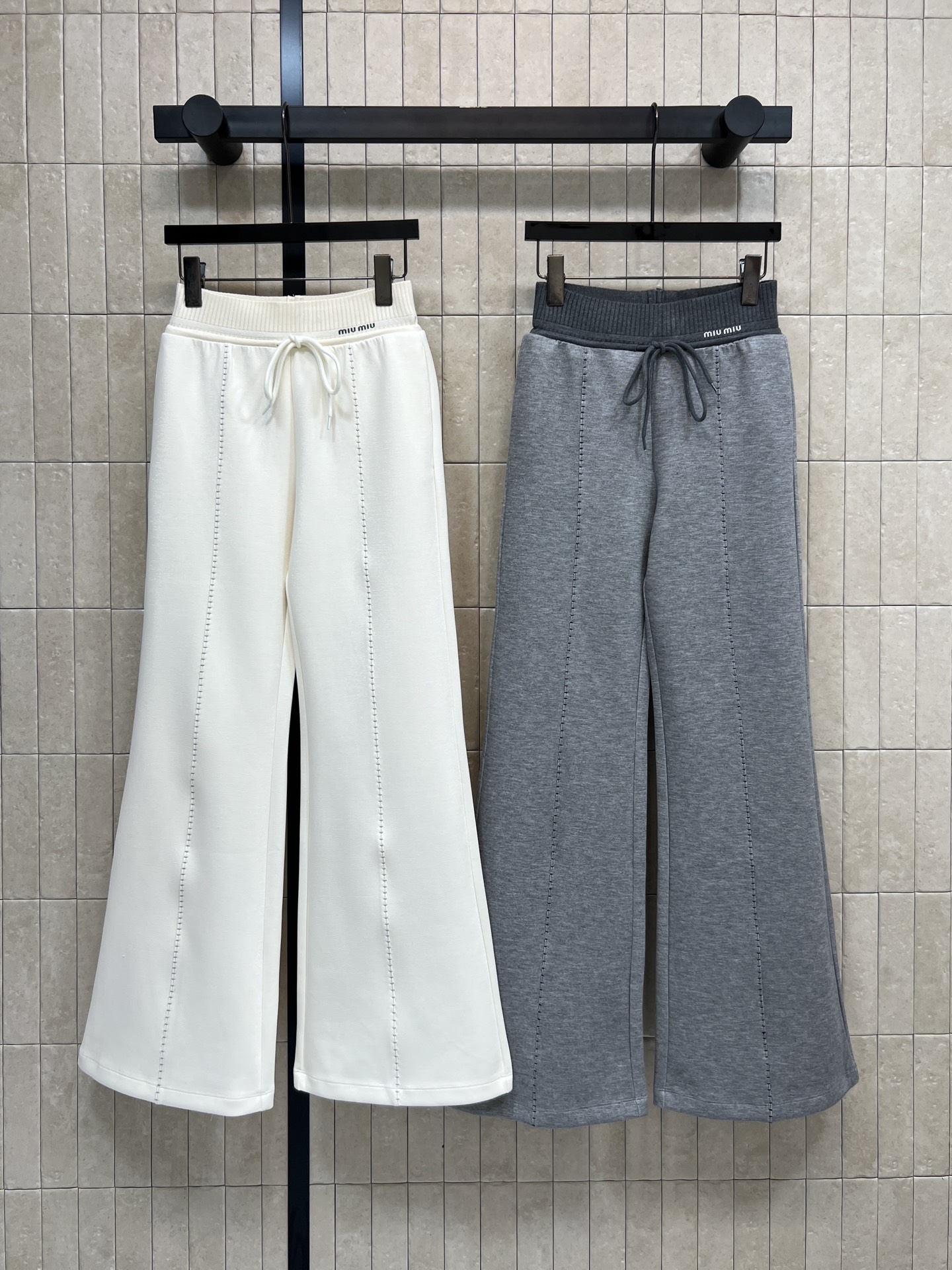 NO:716795,MIU's new 26 early spring style knitted high-waisted wide-leg pants, high-waisted soft knitted splicing shiny fabrics, great drape, super comfortable to wear in autumn and winter!  Drawstring elastic waist is suitable for all body types. Loose straight pants shape the legs to make the legs look slimmer and taller. It can be easily managed for commuting, leisure and home. Pair it with a knitted sweater or down vest to easily get a lazy style ~ two colors and three sizes. Size/S-M-L,,miumiu,down jacket,19860909MIU家 26早春新款 针织高腰阔腿裤 高腰柔软针织拼接亮闪闪面料 垂感超赞 秋冬穿超舒服！抽绳松紧腰 适合各种身材 宽松直筒裤型修饰腿型 显瘦又显高 通勤、休闲、居家都能轻松驾驭 搭配针织衫或羽绒马甲 轻松get慵懒风穿搭~两色三码 Size/S-M-L,,miumiu,down jacket,,Women's clothing