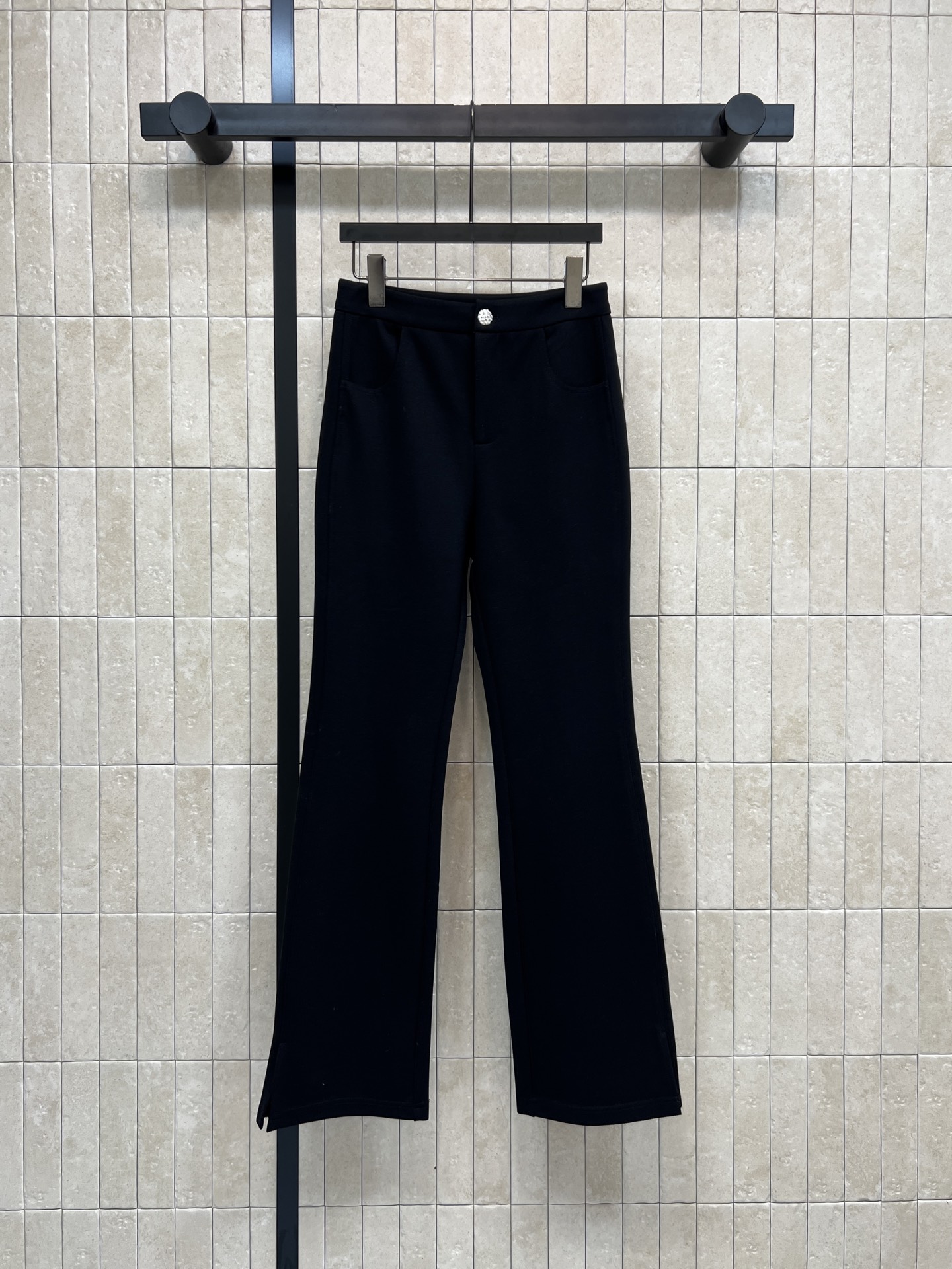 NO:716792,New for early spring 26, black boot-cut trousers, black trousers with small slit design, classic small flared trousers, embroidered logo dots on the back pockets, walk with wind, show off your style, use minimalist style to create a perfect fashion style, cool and handsome design, full of high-end, perfect workmanship quality, look at the details, one color, three sizes, Size/S-M-L,,1986090926早春新 黑色微喇裤 黑色裤脚开叉小设计 经典小喇叭裤 后口袋刺绣logo点辍 走路带风 飒出风格 用极简风格打造完美时尚风 拉风帅气的设计 高级感满满 完美做工品质看细节 一色三码 Size/S-M-L,,,Women's clothing