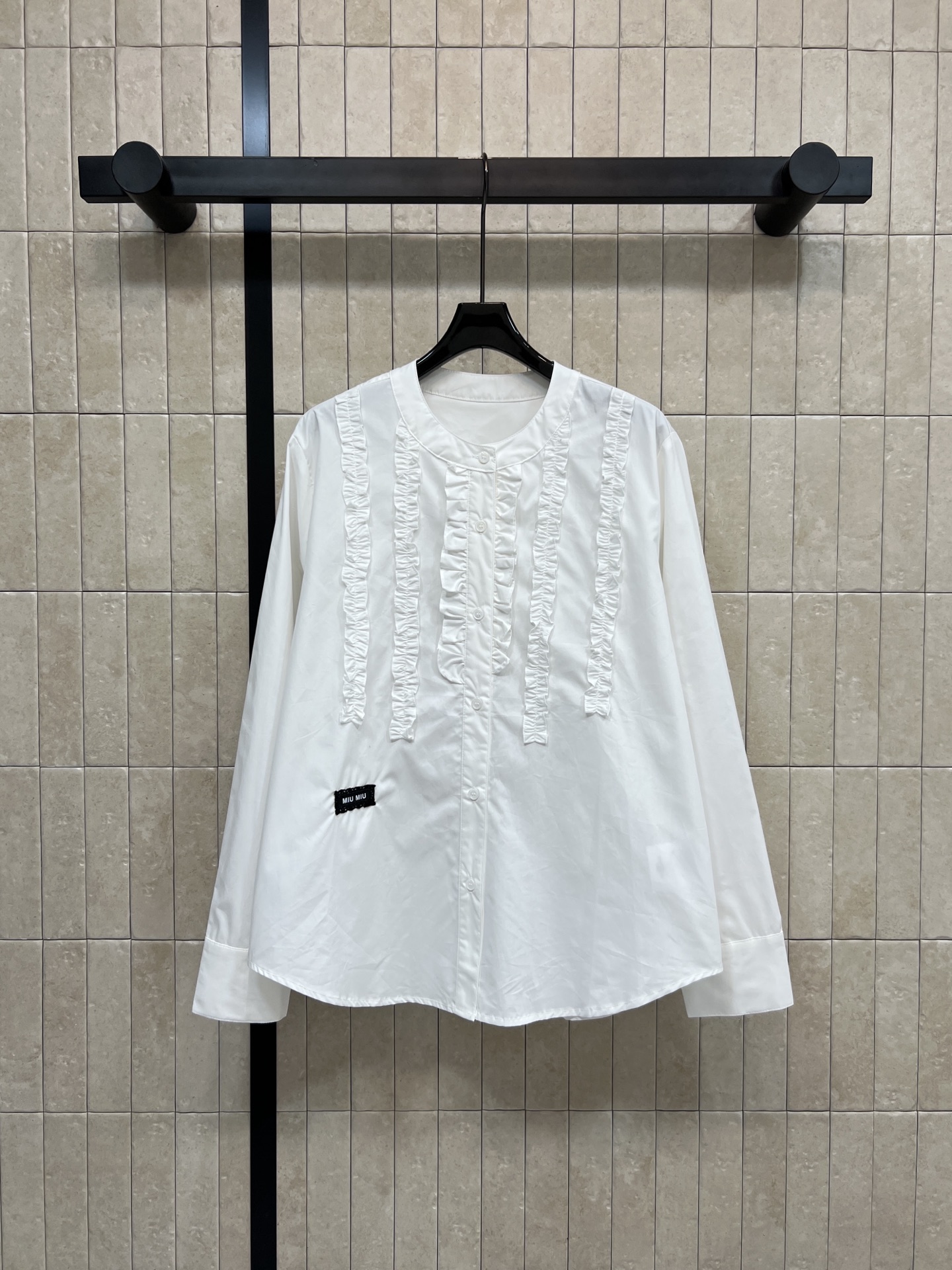 NO:716788,MIU's new 26 early spring style palace-style pleated white shirt, round neck + loose fit, super friendly to the figure!  The three-dimensional pleat design on the front and neckline is retro and exquisite, full of details. The fabric is soft and stiff, comfortable to wear and slimming. It is great to wear alone or layered. A white shirt is gentle when paired with a skirt. It is cool when paired with jeans. It can be easily used for daily commuting!  One color and three sizes Size/S-M-L,,miumiu,skirts,jeans,shirts,19860909MIU家 26早春新款 宫廷风褶皱白衬衫 圆领+宽松版型 对身材超友好！前襟和领口立体褶皱设计 复古又精致 细节感满满 面料软挺 穿着舒适还显瘦 单穿or叠穿都很出彩~白衬衫配半裙温柔 搭牛仔裤则酷飒 通勤日常都能轻松驾驭！一色三码Size/S-M-L,,miumiu,skirts,jeans,shirts,,Women's clothing