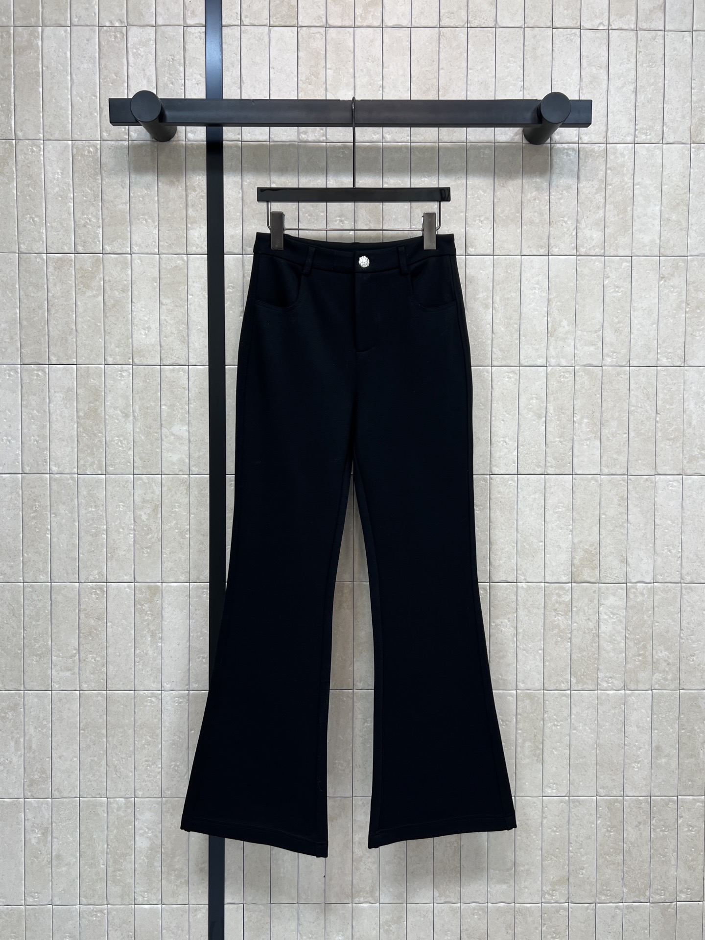 NO:716786,New style for early spring 26. Black slightly flared suit trousers. High waist design + slightly flared trousers. It is slim and leggy. The fabric has strong drape. It is comfortable and not tight to wear. It can be easily used for daily commuting and leisure. The black color is versatile. It is ok with simple tops, T-shirts or shirts. It is easy to switch styles. The slight flare design modifies the leg shape. It is friendly to pear-shaped or small girls. It can also elongate the proportion when paired with thick-soled shoes. Easily get the effect of long legs.  One color and three sizes Size/S-M-L, shirts, tees, t-shirt, business suit,1986090926早春新款 黑色微喇西装裤 高腰设计+微喇叭裤型 显瘦显腿长超加分 面料垂坠感强 穿着舒适不紧绷 日常通勤、休闲都能轻松驾驭 黑色百搭 随便配简约上衣、T恤或衬衫都很ok 轻松切换风格 微喇设计修饰腿型 梨形身材或小个子女生都友好 搭配厚底鞋还能拉长比例 轻松get大长腿效果 一色三码Size/S-M-L,,shirts,tees，t-shirt,business suit,,Women's clothing