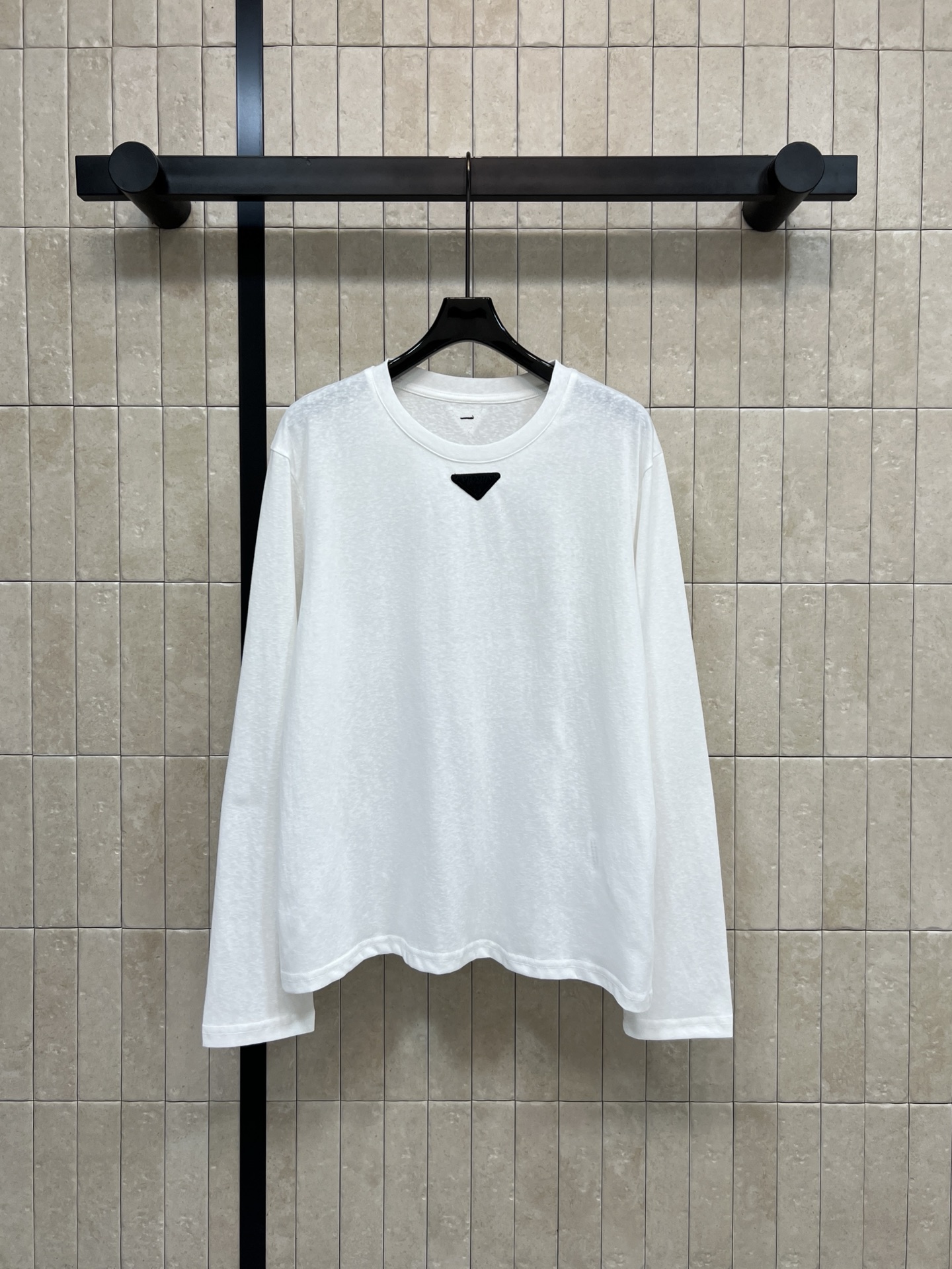 NO:717589,PD Home 26 early spring new style white bottoming shirt with triangle logo. Made of high-quality cotton fabric. Soft and skin-friendly. Round neck + inverted triangle patch on the chest. Low-key and recognizable. Slim fit. Fits the body shape without being tight. It is OK to wear alone or layered. It can be easily worn for commuting, dating, and daily life. White and versatile. Looks great with jeans and suit jackets. Simple and advanced. Basic wardrobe essentials. Three sizes in one color. Size/S-M-L,, dior, jeans, jackets  & coats, business suits,19860909PD家 26早春新款 三角标白色打底衫 采用高品质棉质面料 柔软亲肤 圆领+胸前倒三角贴布 低调又有辨识度 修身版型 贴合身形不紧绷 单穿或内搭都很OK 通勤、约会、日常都能轻松驾驭 白色百搭 配牛仔裤、西装外套都超有型 简约又高级 衣橱必备基础款一色三码 Size/S-M-L,,dior,jeans,jackets & coats,business suit,,Women's clothing