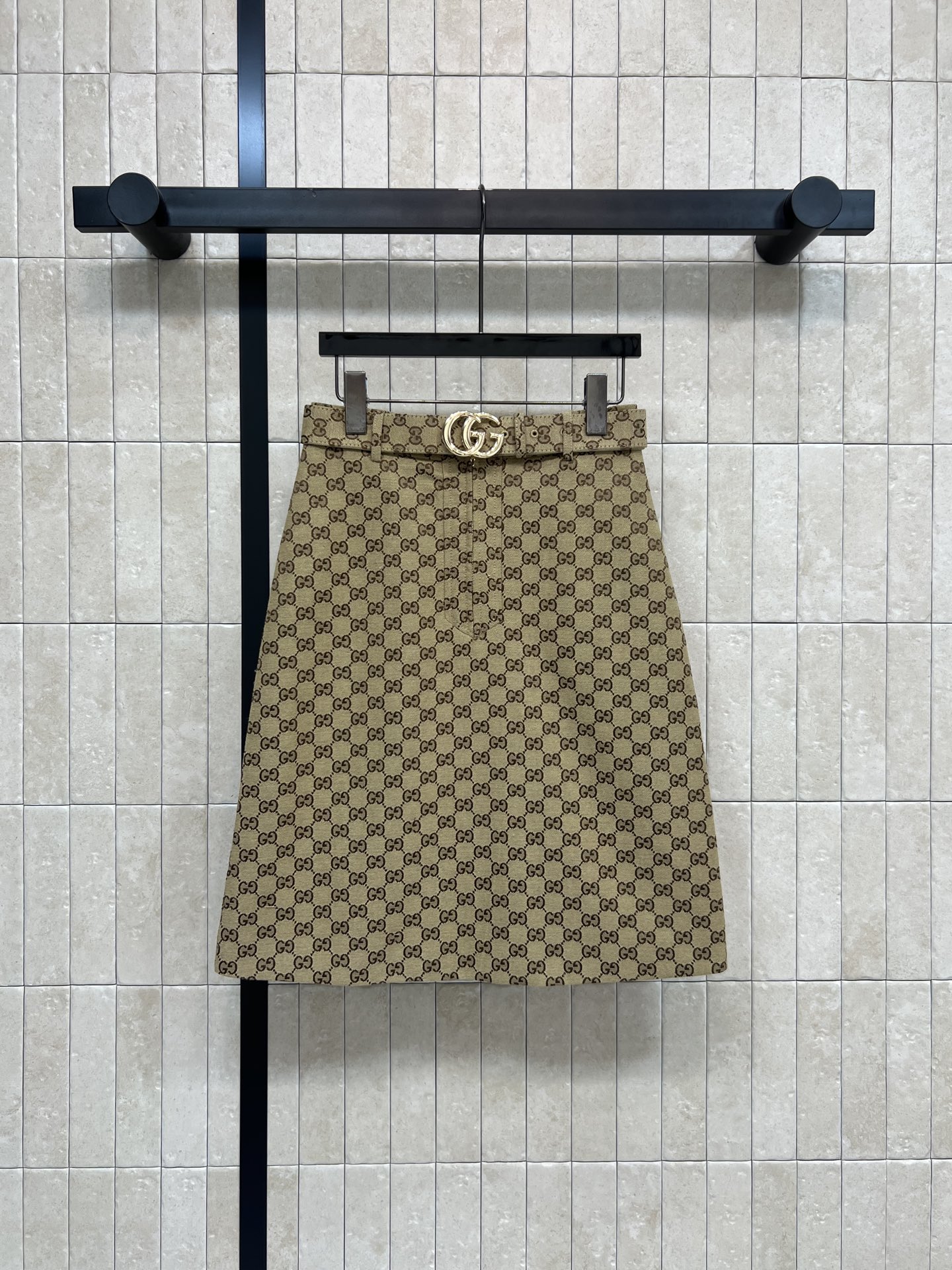 NO:717180,G Home 26 Early Spring Double G jacquard high-waisted skirt Classic khaki Double G jacquard color scheme Retro and elegant Easily suitable for daily commuting or formal occasions High-waisted design + metal double G belt buckle Modifies the waistline to enhance the look Moderate length of the skirt Works well with shirts, knits or T-shirts Practical and fashionable versatile item Four sizes in one color Size/S-M-L-  XL,,gucci,skirts,shirts,tees,t-shirt,19860909G家 26早春早春 双G提花高腰半身裙 经典卡其色双G提花配色 复古优雅 日常通勤或正式场合都能轻松驾驭 高腰设计+金属双G腰带扣 修饰腰线 提升造型感 裙长适中 搭配衬衫、针织或T恤都很出彩 实用又时髦的百搭单品 一色四码Size/S-M-L- XL,,gucci,skirts,shirts,tees，t-shirt,,Women's clothing