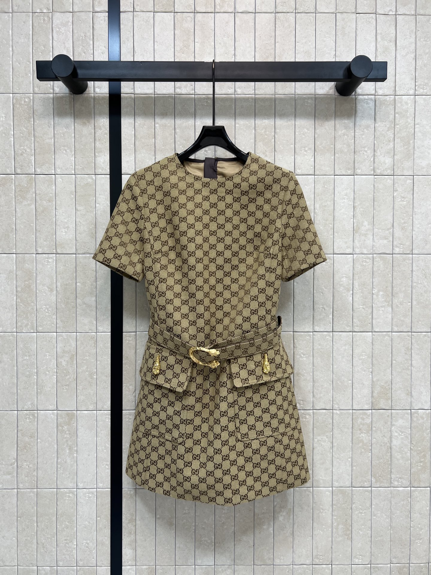 NO:717184,G Home 26 Early Spring Double G jacquard short-sleeved dress, classic khaki all-over printed Double G presbyopia, highly recognizable!  High-density jacquard fabric with delicate texture. Equipped with heavy metal buckle decoration of the same belt. Waist to show body curve. Short-sleeved round neck design. Can be worn for commuting and leisure. Retro and modern. Both temperament and fashion sense. Four sizes in one color. Size/S-M-L- XL,,gucci,skirts,T-shirt,19860909G家 26早春早春 双G提花短袖连衣裙 经典卡其色满印双G老花 辨识度超高！高密度提花面料 质感细腻 配同款腰带重工金属扣装饰 收腰显身材曲线 短袖圆领设计 通勤休闲都能穿 复古又现代 气质与时尚感兼具 一色四码 Size/S-M-L- XL,,gucci,skirts,T-shirt,,Women's clothing
