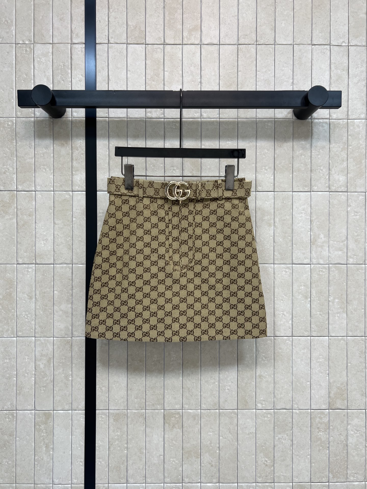 NO:717187,G Home 26 Early Spring Double G jacquard high-waisted skirt, classic khaki GG presbyopia jacquard, highly recognizable!  The high-waisted A-line version makes you look slimmer and flatters your body proportions. It is paired with a metal double-G belt. It has perfect details and can be easily worn in daily life or light luxury occasions. The skirt is moderate in length, elegant and fashionable. A must-have for fashionistas!  Four sizes in one color Size/S-M-L- XL,,gucci,skirts,19860909G家 26早春 双G提花高腰短裙 经典卡其色GG老花提花 辨识度超高！高腰A字版型 显瘦又修饰身材比例 搭配金属双G腰带 细节满分日常或轻奢场合都能轻松驾驭 裙长适中 优雅又时髦 时髦精必入！一色四码Size/S-M-L- XL,,gucci,skirts,,Women's clothing