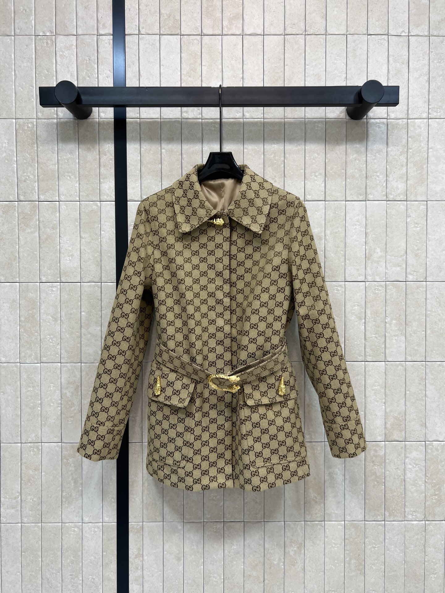 NO:717191,G Home 26 early spring new style Double G jacquard lapel waist jacket, classic double G jacquard fabric, khaki color is super recognizable!  Metal belt buckle + lapel design, retro and elegant, suitable for various occasions. It instantly enhances your temperament and brings a sense of aura. Fitted version. It is an automatic slimming and slimming cut. It looks great when worn with the same series of trousers for daily commuting. Four sizes in one color, Size/S-M-L- XL,,gucci,jackets & coats,19860909G家 26早春新款 双G提花翻领收腰外套 经典双G提花面料 卡其色调超有辨识度！金属腰带扣+翻领设计 复古又贵气 各种场合都适合穿 秒抬气质 自带气场感 合身的版型 属于自动修身显瘦显高的剪裁 搭配同系列西裤上身通勤日常都很奈斯 一色四码Size/S-M-L- XL,,gucci,jackets & coats,,Women's clothing