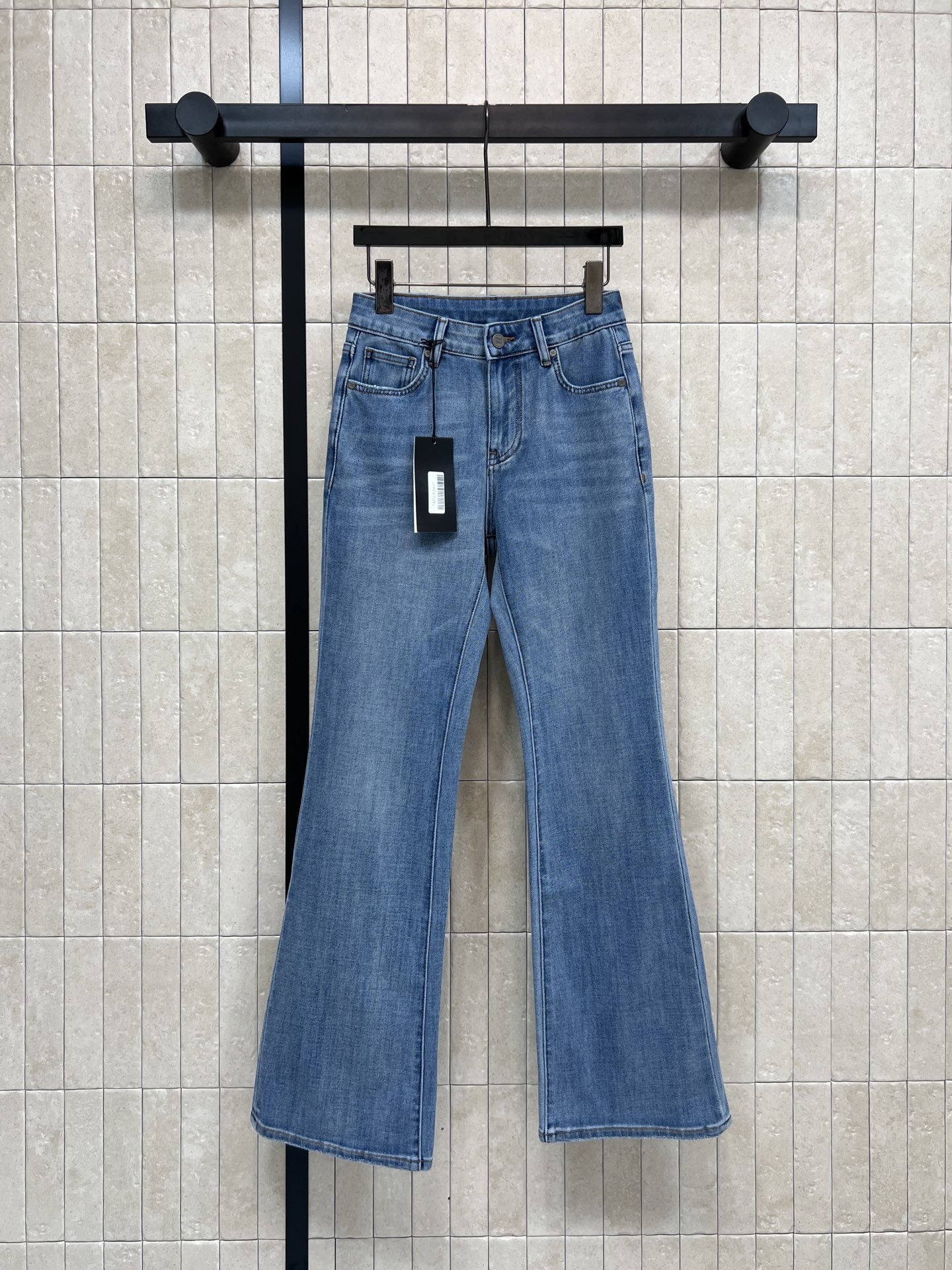 NO:729020,MIU's 26th early spring new high-waisted bootcut jeans, retro blue washed fabric, elastic on all sides, comfortable to wear and slimming, bootcut pants shape to modify the leg shape, elongate the proportions, friendly to pear-shaped and apple-shaped bodies!  The high-waist design narrows the waist and makes the legs longer. Pair it with a short top or high heels. You can easily get the American retro style ~ you can wear it for daily commuting and leisure. One color and five sizes: 26-27-28-29-30,,miumiu,high heels,jeans,19860909MIU家 26早春新 高腰微喇牛仔裤 复古蓝色水洗面料 四面弹力 穿着舒适又显瘦 微喇裤型修饰腿型 拉长比例 梨形、苹果型身材都友好！高腰设计收腰显腿长 搭配短上衣或高跟鞋 轻松get美式复古风～日常通勤、休闲都能穿 一色五码26-27-28-29-30,,miumiu,high heels,jeans,,Women's clothing