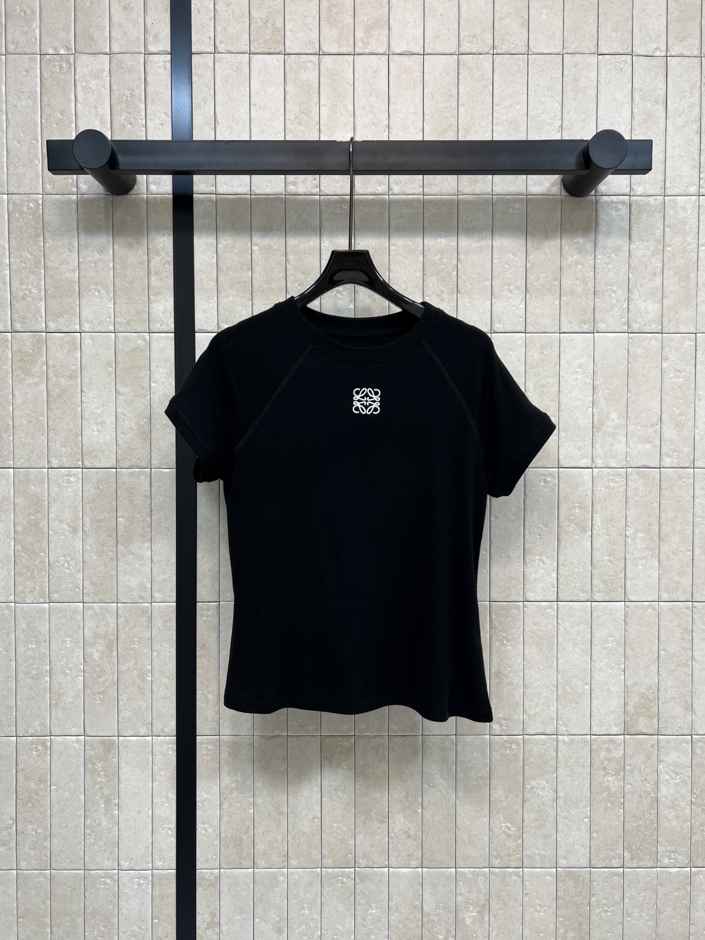 NO:728965,LW Home 26 New Style Raglan Sleeve Logo Embroidered T-shirt Raglan sleeve design modifies the shoulder and neck lines for more freedom of movement Classic Logo embroidery pattern on the chest Low-key yet recognizable Simple and versatile It’s OK whether worn alone or inside. Easily paired with jeans or skirts A must-have for daily outings!  Two colors and three codes SML,,skirts,jeans,tees,t-shirt,19860909LW家 26新款新款 插肩袖Logo 刺绣T恤 插肩袖设计修饰肩颈线条 活动更自如 胸前经典Logo刺绣图案 低调又有辨识度 简约百搭 无论单穿还是内搭都很OK 轻松搭配牛仔裤或半身裙 日常出街必备！ 两色三码 SML,,skirts,jeans,tees，t-shirt,,Women's clothing