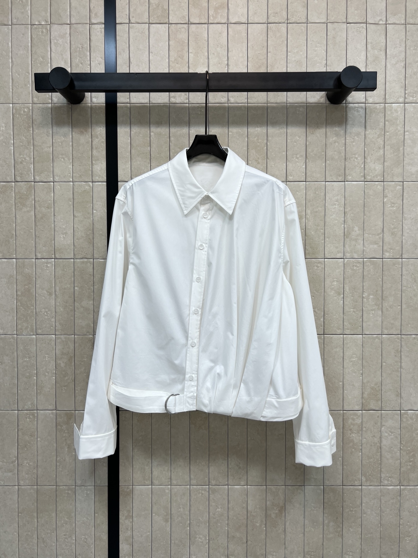 NO:728977,LW's new 26 early spring style waist-cinching shirt with belt decoration, simple lapel + long-sleeve design, light and thin cotton fabric, super comfortable and breathable!  The waist belt is adjustable and the design easily outlines the waistline, making you appear slimmer and taller. The short version can be paired with high-waisted pants/skirts. It can be easily controlled for commuting, daily life, and leisure ~ full of design. A must-have for girls with simple style!  Two colors and three codes SML,,skirts,shirts,19860909LW家 26早春新款 腰带装饰设计感收腰衬衫 简约翻领+长袖设计 轻薄棉质面料超舒适透气！腰部腰带可调节 设计 轻松勾勒腰线 显瘦又显高 短款版型 搭配高腰裤/裙 通勤、日常、休闲都能轻松驾驭~设计感满满 简约风女孩必入！两色三码 SML,,skirts,shirts,,Women's clothing