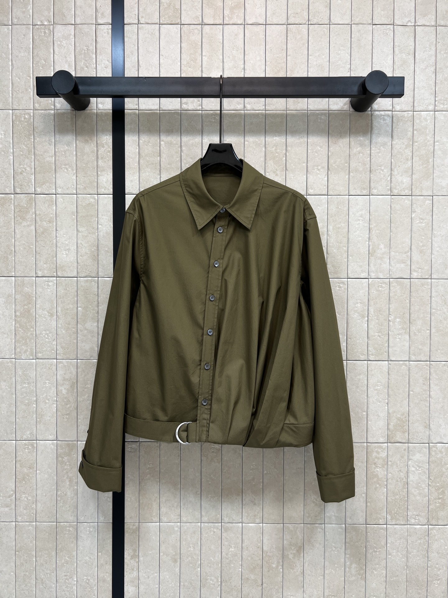 NO:728990,LW's new 26 early spring style waist-cinching shirt with belt decoration, simple lapel + long-sleeve design, light and thin cotton fabric, super comfortable and breathable!  The waist belt is adjustable and the design easily outlines the waistline, making you appear slimmer and taller. The short version can be paired with high-waisted pants/skirts. It can be easily controlled for commuting, daily life, and leisure ~ full of design. A must-have for girls with simple style!  Two colors and three codes SML,,skirts,shirts,19860909LW家 26早春新款 腰带装饰设计感收腰衬衫 简约翻领+长袖设计 轻薄棉质面料超舒适透气！腰部腰带可调节 设计 轻松勾勒腰线 显瘦又显高 短款版型 搭配高腰裤/裙 通勤、日常、休闲都能轻松驾驭~设计感满满 简约风女孩必入！两色三码 SML,,skirts,shirts,,Women's clothing