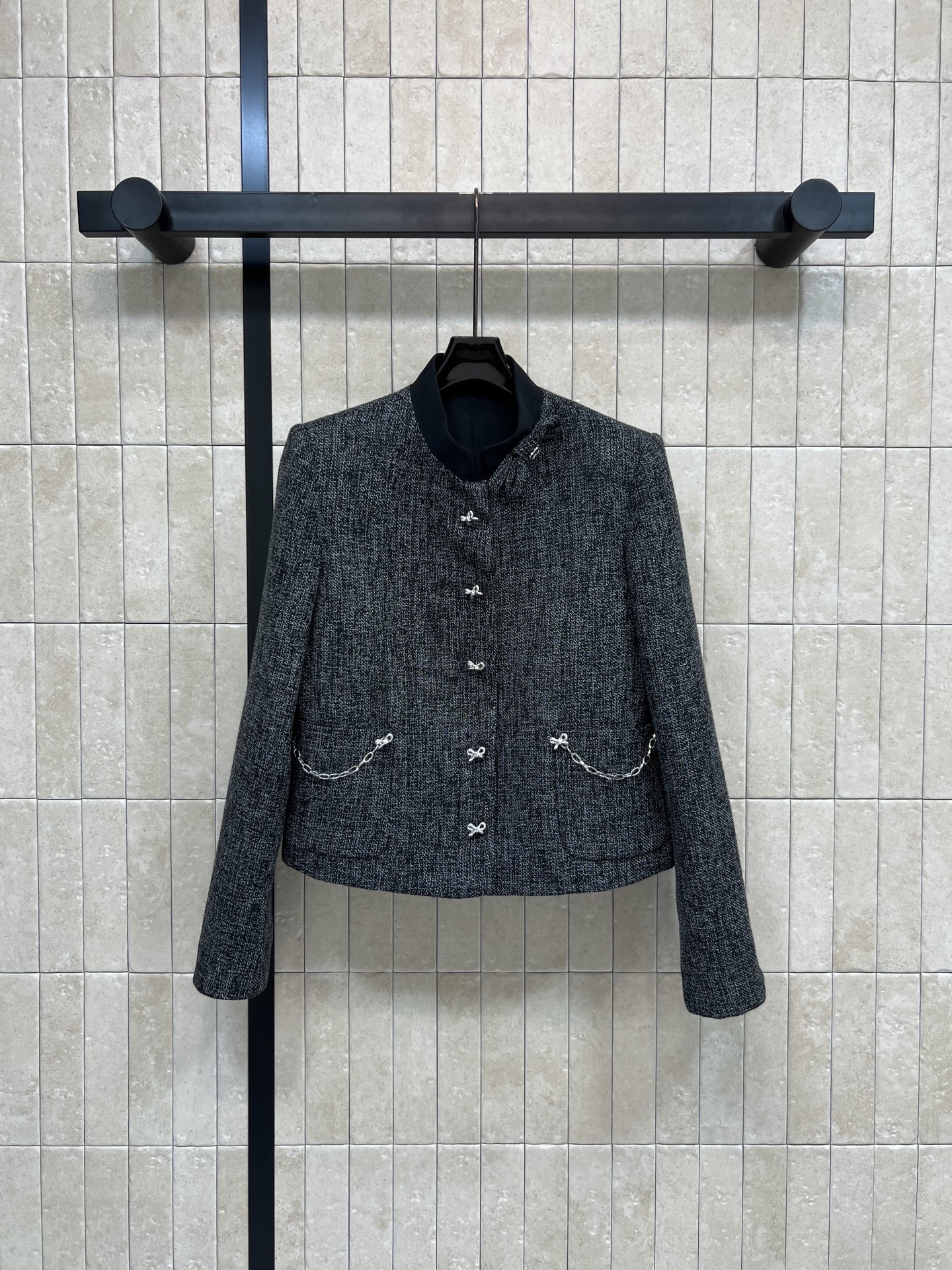 NO:728978,D Home 26 early spring new model Bow button stand collar short jacket Bow button + metal chain pocket Exquisite and practical Short cut Pair with high-waisted pants or skirts to easily create an elegant and capable style Easily manage daily commuting and formal occasions Three sizes in one color Size/S-M-L,, dior, skirts, jackets & coats,19860909D家 26早春新款 蝴蝶结扣立领短外套 蝴蝶结扣+金属链条口袋 精致又实用 短款剪裁 搭配高腰裤或裙装 轻松打造优雅干练风 日常通勤、正式场合都能轻松驾驭 一色三码Size/S-M-L,,dior,skirts,jackets & coats,,Women's clothing