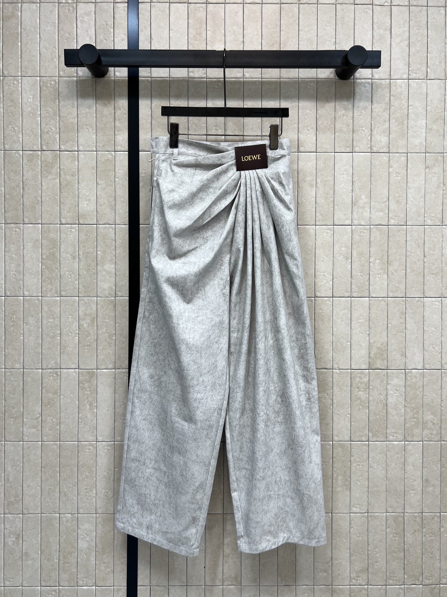 NO:728984,LW Home 26 early spring new style tie-dyed denim wide-leg pants with pleated logo leather decoration, side zipper high-waisted logo leather embellishment, high-waist pleated design, loose wide-leg version, the upper body shows great body proportions, looks slim and extremely slim, custom tie-dyed denim fabric, looks cool with any combination, super visual impact, matched with a series of jackets, the upper body raises the proportion of the legs, looks slimmer, taller and cool, looks good with any combination, easy to maintain a good figure, recommended for daily outings and leisure  Four sizes in one color Size/S-M-L- XL,,jackets & coats,19860909LW家 26早春新款 扎染牛仔褶皱logo皮革装饰阔腿裤 侧拉链高腰logo皮革点缀 高腰皱褶设计 宽松阔腿版型 上身巨显身材比例 显瘦绝绝子 定制扎染牛仔面料 随便搭配都很酷 视觉冲击感超强 搭配系列外套上身抬高腿部比例 显瘦显高又酷帅 随便搭配都好看 轻松拿捏好身材 日常出街休闲推荐 一色四码Size/S-M-L- XL,,jackets & coats,,Women's clothing