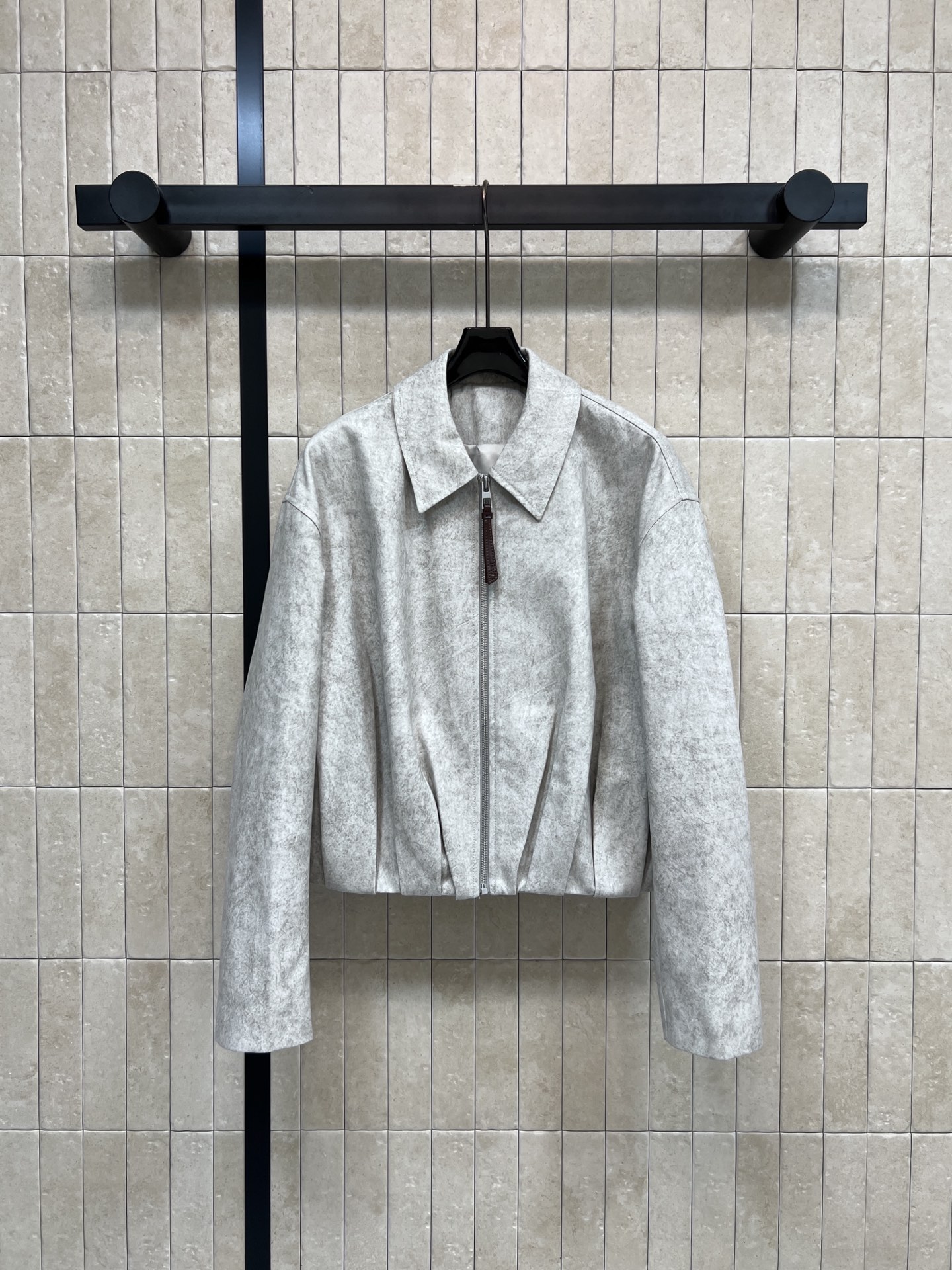 NO:728991,LW Home 26 early spring new style tie-dyed denim pleated logo leather-decorated jacket with unique tie-dye texture. Simple lapel + hem layered pleated jacket. Super design. Lapel jacket style. Pleated hem design with pleated leather logo decoration at the back. Paired with series of wide-leg pants, the upper body raises the proportion of the legs. It looks slim, tall and cool. It looks good with any combination. The upper body can easily maintain a good figure. Recommended for daily casual outings.  Four sizes S-M-L-XL,,jackets & coats,jackets & coats,19860909LW家 26早春新款 扎染牛仔褶皱logo皮革装饰夹克外套 采用独特扎染纹理 简约翻领+下摆层次打褶夹克外套 超有设计感 翻领夹克版型 下摆打褶设计后面皱褶皮牌logo装饰 搭配系列阔腿裤上身抬高腿部比例 显瘦显高又酷帅 随便搭配都好看 上身轻松拿捏好身材 日常出街休闲推荐 四码S-M-L-XL,,jackets & coats,jackets & coats,,Women's clothing