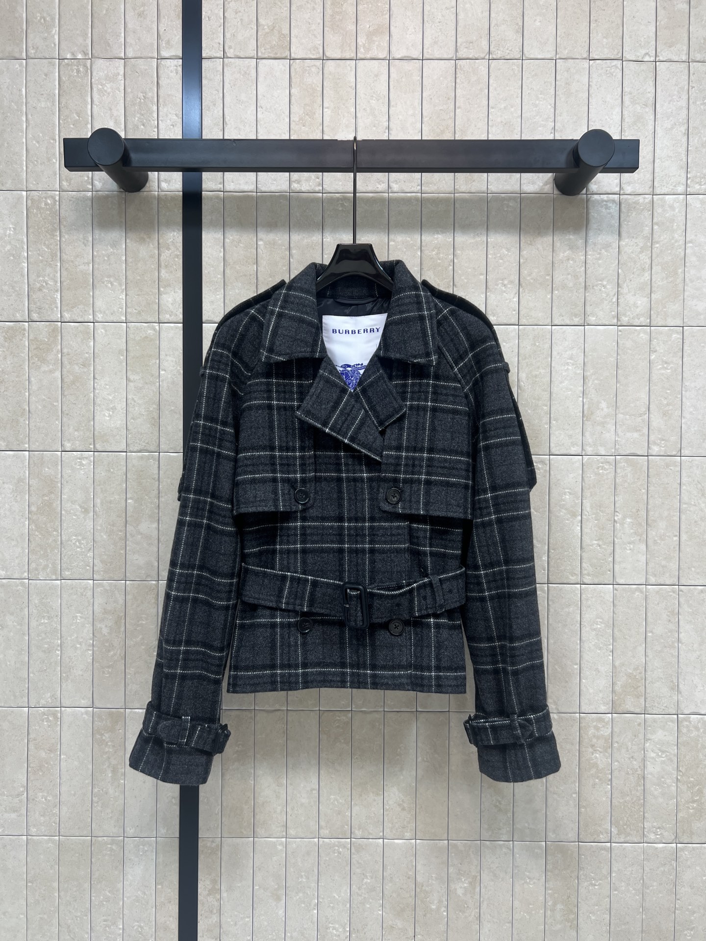 NO:729004,BUR Home 26 Early Spring Black and gray plaid short windbreaker jacket Classic Scottish plaid Dark gray tone with white lines Retro and fashionable High-quality wool blend Warm and comfortable Suitable for autumn and winter Double-breasted + belt design Modifies the figure Full of layering Shoulder details and cuff cuffs Full of British style Can be easily managed for commuting and leisure Works great with high-waisted pants or skirts Three codes in one color  Size/S-M-L,,burberry,skirts,jackets & coats,19860909BUR家 26早春早春 黑灰格纹短款风衣外套 经典苏格兰格纹 深灰色调搭配白色线条 复古又时髦 高品质羊毛混纺 保暖舒适 秋冬穿超合适 双排扣+腰带设计 修饰身形 层次感满满 肩部细节和袖口翻边 英伦风十足 通勤休闲都能轻松驾驭 搭配高腰裤或裙装都很出彩 一色三码 Size/S-M-L,,burberry,skirts,jackets & coats,,Women's clothing