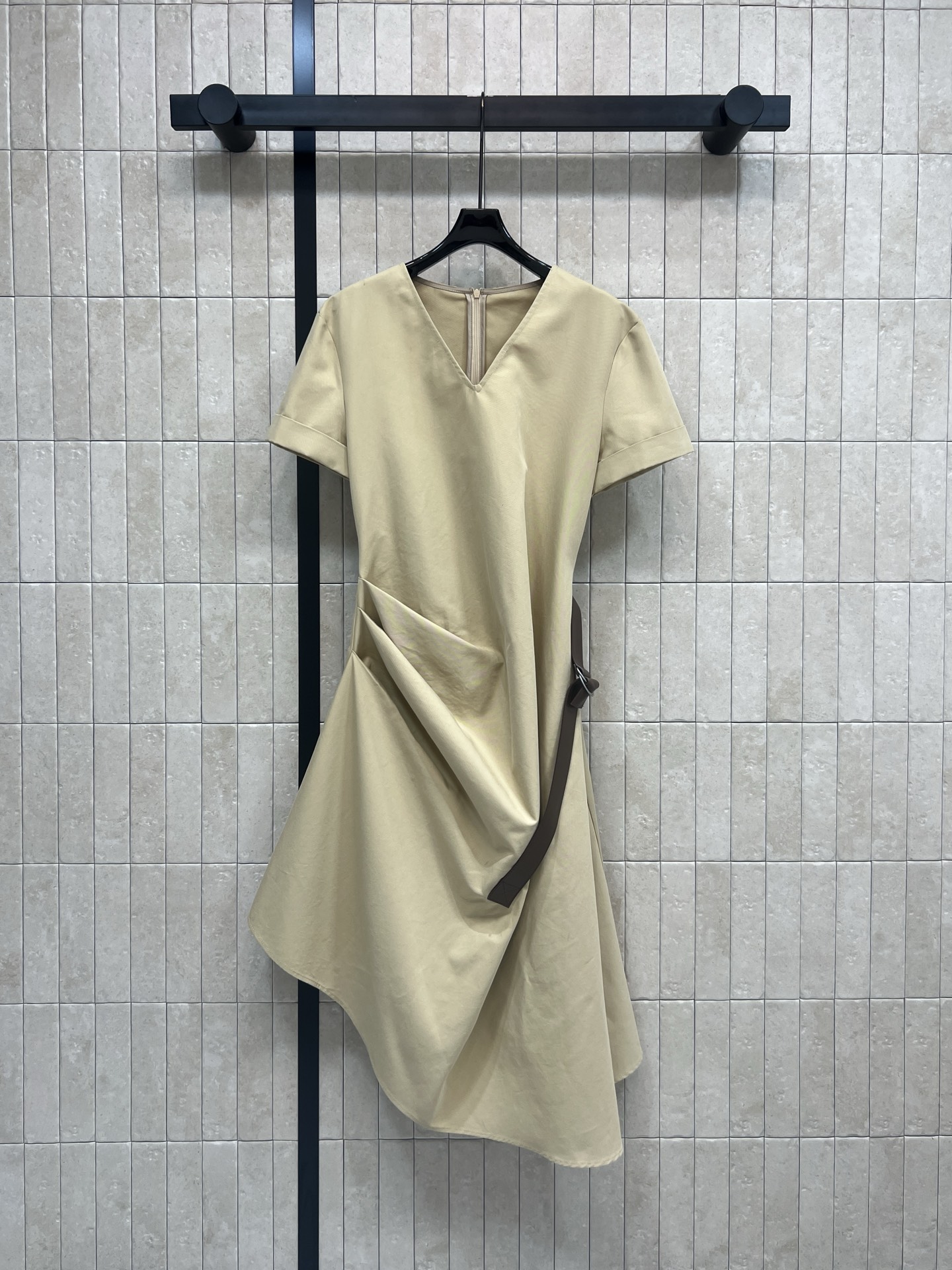 NO:729019,LW's new 26 early spring khaki dress with irregular design, side shirring + brown belt decoration, full of layering!  The V-neck short sleeve design modifies the neck line. The short sleeves are refreshing and neat. It is very suitable for spring and summer. The skirt flows naturally. It can be easily controlled for commuting, parties and daily life. Pair it with simple accessories or high heels. It can directly enhance your temperament. Three sizes in one color. Size/S-M-L,,high heels,skirts,T-shirt,19860909LW家 26早春新款 卡其色不规则设计连衣裙 侧边抽褶+棕色腰带装饰 层次感满满！V领短袖设计修饰颈部线条 短袖清爽利落 春夏穿超合适 裙摆自然流动 通勤、聚会、日常都能轻松驾驭 搭配简约配饰或高跟鞋 气质直接拉满 一色三码 Size/S-M-L,,high heels,skirts,T-shirt,,Women's clothing