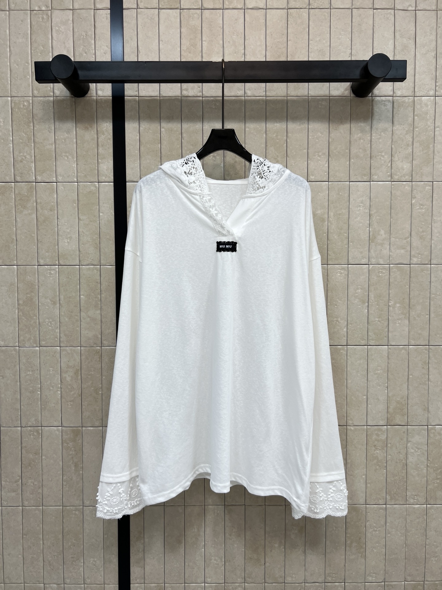 NO:730916,MIU's new 26 early spring lace splicing hooded blouse is light and breathable, perfect for spring and summer!  White main color + exquisite lace. The hooded design is lazy and elegant. The loose fit is OK to wear alone or layered. It can be easily used for daily leisure and vacation ~ one color and three sizes. SML,,miumiu,hats,19860909MIU家 26早春新款 蕾丝拼接连帽罩衫 轻薄透气超适合春夏！白色主色+精致蕾丝花边 连帽设计慵懒又优雅产 宽松版型 单穿or叠搭都OK 日常休闲、度假都能轻松驾驭～一色三码 SML,,miumiu,hats,,Women's clothing