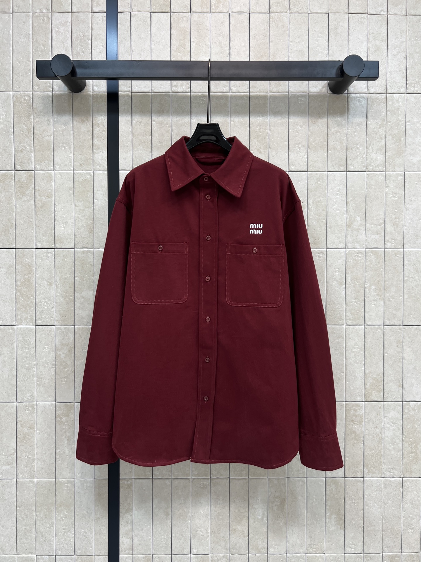 NO:730947,MIU Home 26 early spring new style burgundy shirt, suede texture fabric, skin-friendly and soft, super comfortable to wear in autumn and winter!  Loose fit + double pockets, retro and practical. The logo on the chest is very recognizable. The lapel and long-sleeved design can be worn alone or layered. The burgundy color is white and versatile. It goes well with jeans or skirts. It is easy to create a lazy and casual style ~ one color and three sizes. SML,,miumiu,skirts,jeans,shirts,chamois leather,19860909MIU家 26早春新款 酒红色衬衫 麂皮绒质感面料 亲肤柔软 秋冬穿超舒服！宽松版型+双口袋 复古又实用 胸前Logo超有辨识度 翻领长袖设计 单穿or叠穿都OK 酒红色显白又百搭 配牛仔裤or裙装都很出彩 轻松打造慵懒随性风~一色三码SML,,miumiu,skirts,jeans,shirts,chamois leather,,Women's clothing