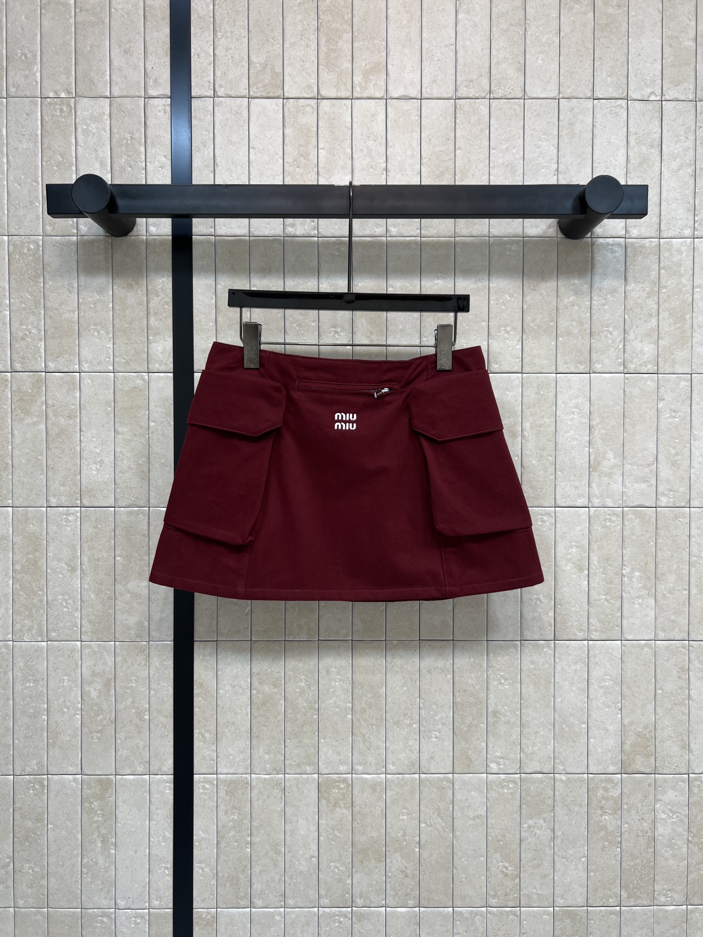 NO:730941,MIU's new 26 early spring style burgundy workwear skirt, suede textured fabric, soft and crisp, short design that shows long legs!  Large pockets on both sides + zipper on the front, practical and stylish. The brand embroidery on the front is very recognizable. Retro American style. Pair it with a waistcoat of the same color or a contrasting inner layer to easily create a sweet and spicy 0r campus hot girl style. It is great for daily outings and photos. Fashionable and versatile!  One color and three codes SML,,miumiu,skirts,chamois leather,19860909MIU家 26早春新款 酒红色工装半裙 麂皮绒质感面料 柔软又挺括 短款设计超显腿长！两侧大口袋+正面拉链 实用又有设计感 正面品牌刺绣超有辨识度 复古美式风格 搭配同色系马甲或撞色内搭 轻松打造甜辣0r校园辣妹风 日常出街、拍照都很出片 时髦又百搭！一色三码SML,,miumiu,skirts,chamois leather,,Women's clothing