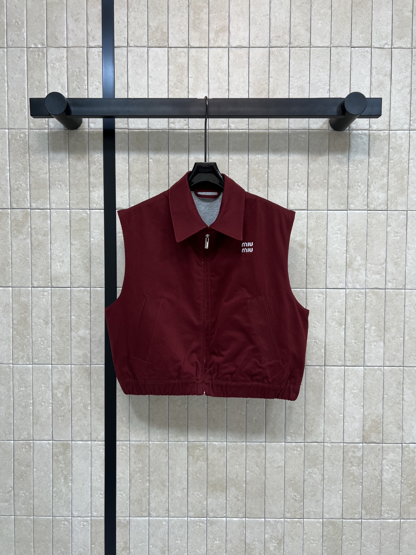 NO:730931,MIU home 26 early spring new style. Burgundy short vest. Sleeveless tailoring with lapel. Matches with shirt or inner layer. Retro campus style is easy to style. Brand logo on the chest. Perfect recognition. Details are a must!  The burgundy color is very suitable for autumn and winter. Pair it with a short skirt of the same color or a contrasting color inner layer. The retro hot girl style is easy to get. It is perfect for daily outings and photo shoots. Three codes in one color SML,,miumiu,skirts,shirts,19860909MIU家 26早春新款 酒红色短款马甲 翻领无袖剪裁 搭配衬衫或内搭 复古校园风轻松拿捏 胸前品牌徽标 辨识度满分 细节控必入！酒红色调超适合秋冬 配同色短裙or撞色内搭 复古辣妹风轻松get 日常出街、拍照都很出片 一色三码 SML,,miumiu,skirts,shirts,,Women's clothing