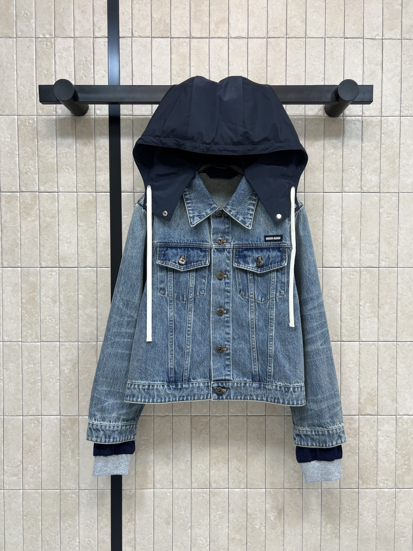 NO:730957,MIU Home 26 early spring new style fake two-piece denim jacket, classic denim + detachable hood design, striped sleeves inside the sleeves, fake two-piece design, casual and practical!  Washed denim retro blue, double flap pockets on the front + metal buttons, perfect details, detachable hood, more flexible to wear, perfect for spring and autumn, can be easily used for daily outings or light outdoor use, fashionable and versatile!  One color three sizes SM L,,miumiu,jackets & coats,hats,19860909MIU家 26早春新款 假两件牛仔外套 经典牛仔+可拆卸连帽设计 衣袖里面拼接条纹衣袖假两件设计 休闲又实用！水洗牛仔复古蓝色 正面双翻盖口袋+金属纽扣 细节满分 帽子可拆卸 穿搭更灵活 春秋季节超适合 日常出街或轻户外都能轻松驾驭 时尚又百搭！一色三码SM L,,miumiu,jackets & coats,hats,,Women's clothing