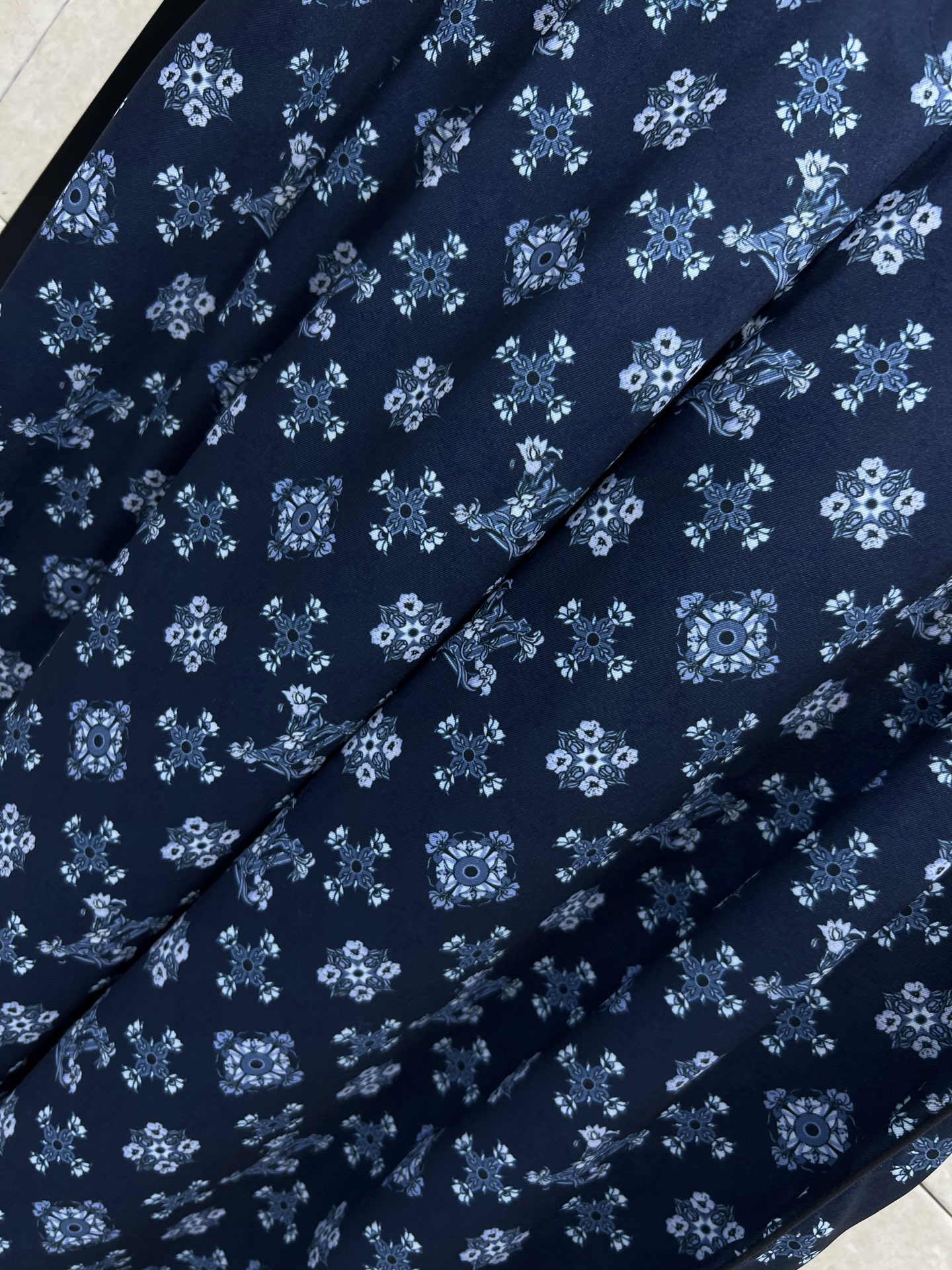 L家 26早春新款 深蓝色复古花纹logo松紧腰阔腿裤 轻盈垂顺面料 夏天穿超舒服！复古花纹图案清新自然