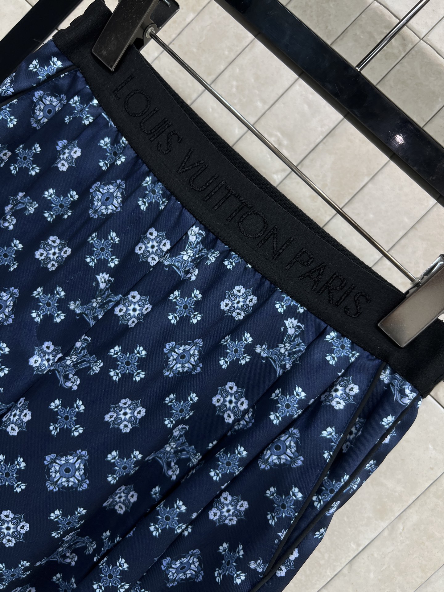 L家 26早春新款 深蓝色复古花纹logo松紧腰阔腿裤 轻盈垂顺面料 夏天穿超舒服！复古花纹图案清新自然