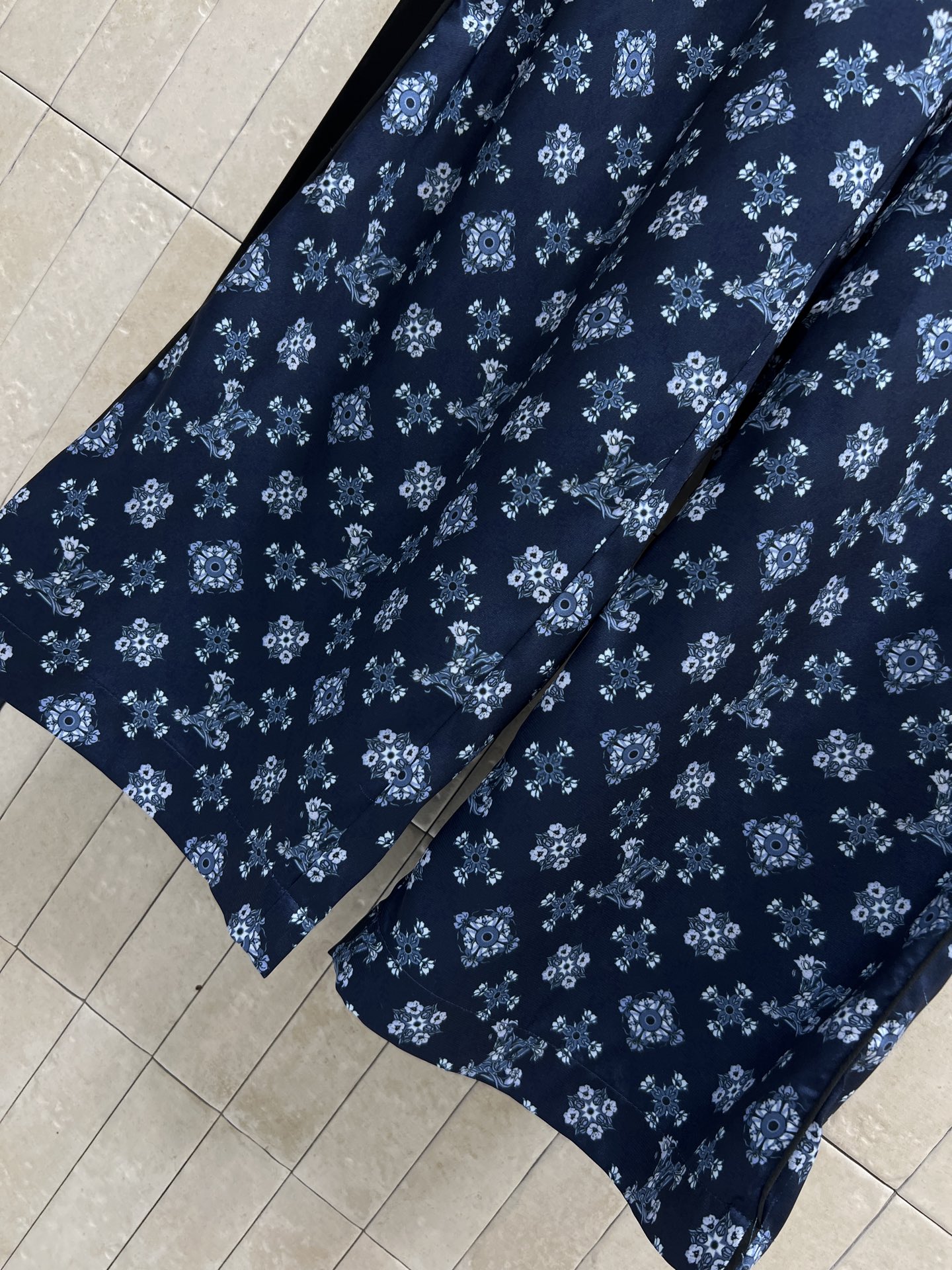 L家 26早春新款 深蓝色复古花纹logo松紧腰阔腿裤 轻盈垂顺面料 夏天穿超舒服！复古花纹图案清新自然