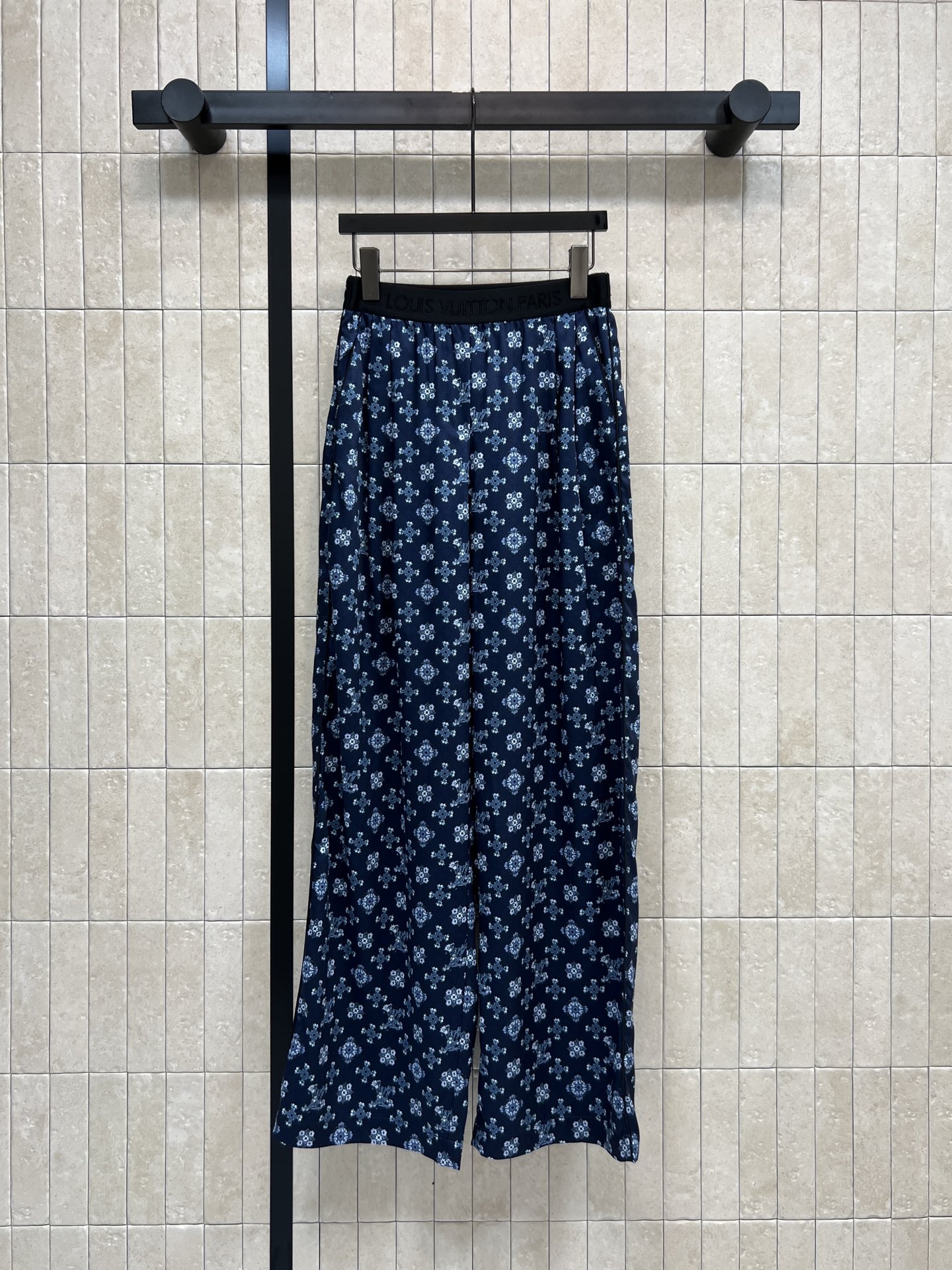 NO:730950,L's 26th early spring new model, dark blue retro pattern logo elastic waist wide-leg pants, light and smooth fabric, super comfortable to wear in summer!  The retro pattern is fresh and natural. The dark blue is white and versatile. It can be easily used for commuting and vacation. The logo webbing elastic waist is high-waisted and wide-legged. It has a sense of elegance when walking. It looks slim and modifies the lower abdomen. It can be easily matched with black and white or colorful tops for daily commuting or leisure. It has a casual and refined style in daily life. The retro pattern is unique and chic. Four sizes in one color Size/S-M-L-XL,, Louis Vuitton,19860909L家 26早春新款 深蓝色复古花纹logo松紧腰阔腿裤 轻盈垂顺面料 夏天穿超舒服！复古花纹图案清新自然 深蓝色显白又百搭 通勤、度假都能轻松驾驭 logo织带松紧腰 高腰阔腿版型 走路自带飘逸感 显瘦又修饰小腹 日常通勤或休闲都能轻松搭配黑白或彩色上衣 日常搭出随性精致范 复古花纹独特别致 一色四码Size/S-M-L-XL,,louis vuitton,,Women's clothing