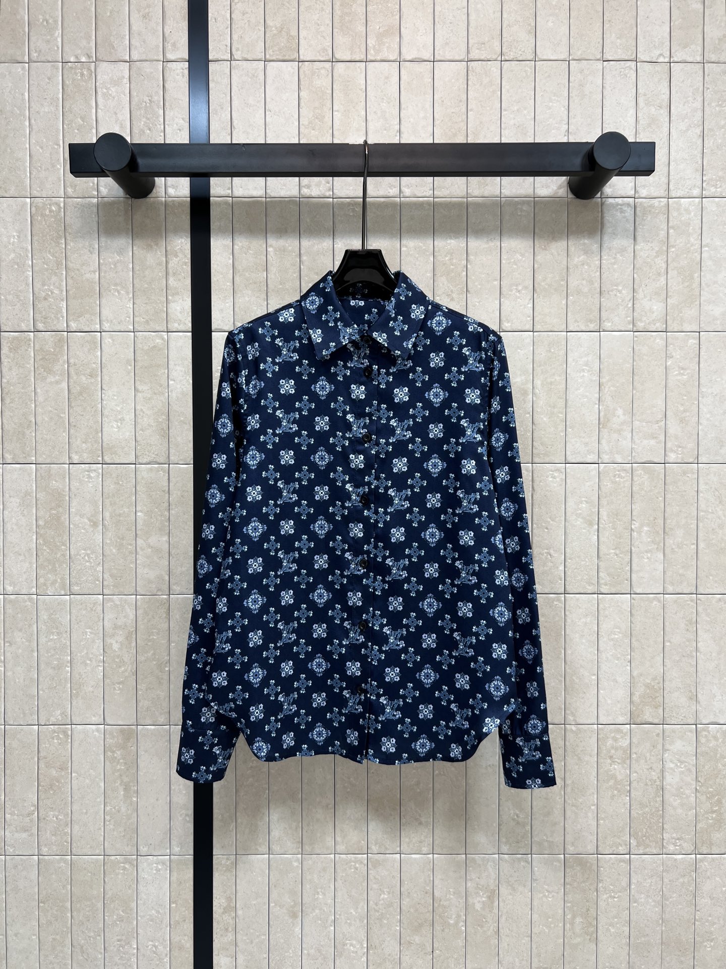 NO:730967,L's 26 early spring new style retro patterned lapel shirt, dark blue base with retro pattern, full of elegant retro temperament, high quality cotton fabric, soft and breathable, super comfortable to wear in spring and summer, single-breasted + long-sleeved design, neat tailoring, easy to match with casual pants or skirts, great for daily commuting!  High-end fashion, exquisite details, easy to control various occasions, one color and three sizes, Size/S-M-L, Louis Vuitton, skirts, shirts,19860909L家 26早春新款 复古花纹翻领衬衫 深蓝底配复古花纹 优雅复古气质满分 高品质棉质面料 柔软透气 春夏穿超舒服 单排扣+长袖设计 剪裁利落 轻松搭配休闲裤或半裙 通勤日常都很出彩！高端时尚 细节精致 轻松驾驭多种场合一色三码Size/S-M-L,,louis vuitton,skirts,shirts,,Women's clothing