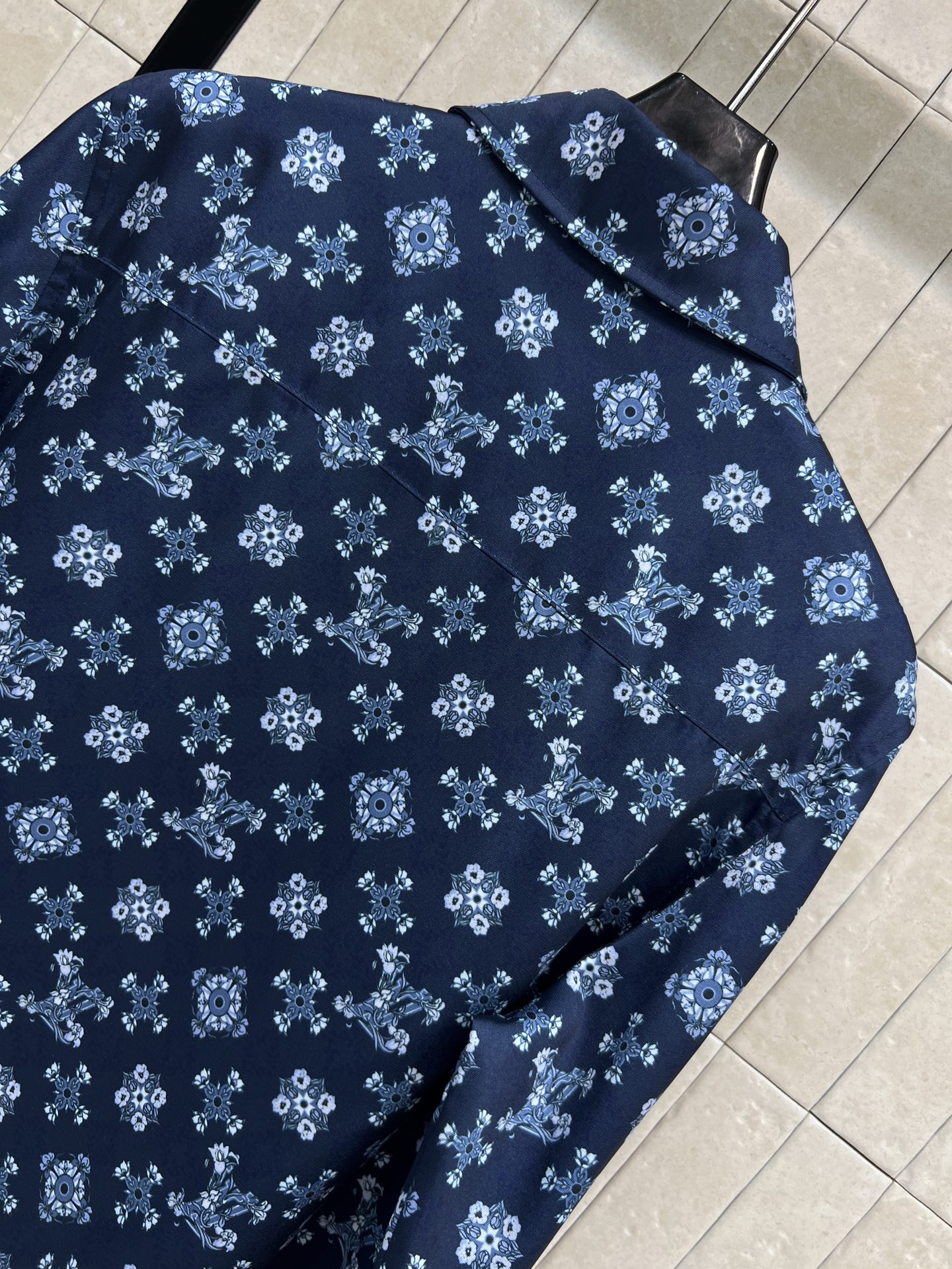 L家  26早春新款 复古花纹翻领衬衫 深蓝底配复古花纹 优雅复古气质满分 高品质棉质面料 柔软透气 春