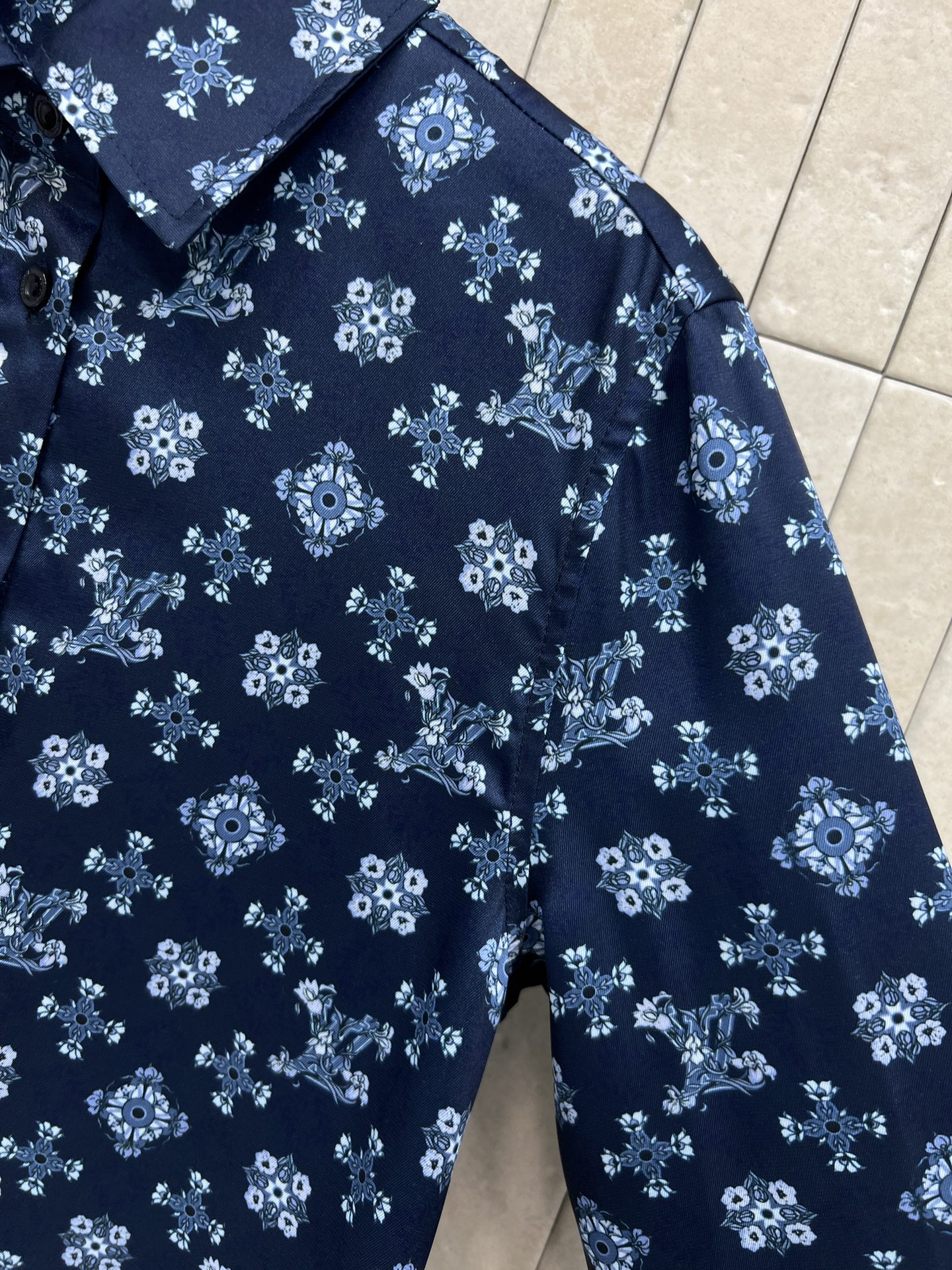 L家  26早春新款 复古花纹翻领衬衫 深蓝底配复古花纹 优雅复古气质满分 高品质棉质面料 柔软透气 春