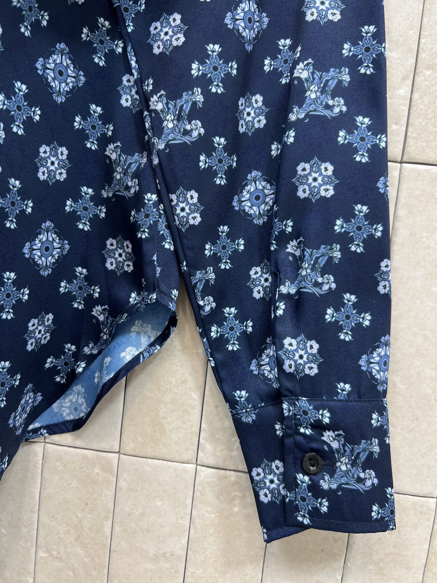 L家  26早春新款 复古花纹翻领衬衫 深蓝底配复古花纹 优雅复古气质满分 高品质棉质面料 柔软透气 春
