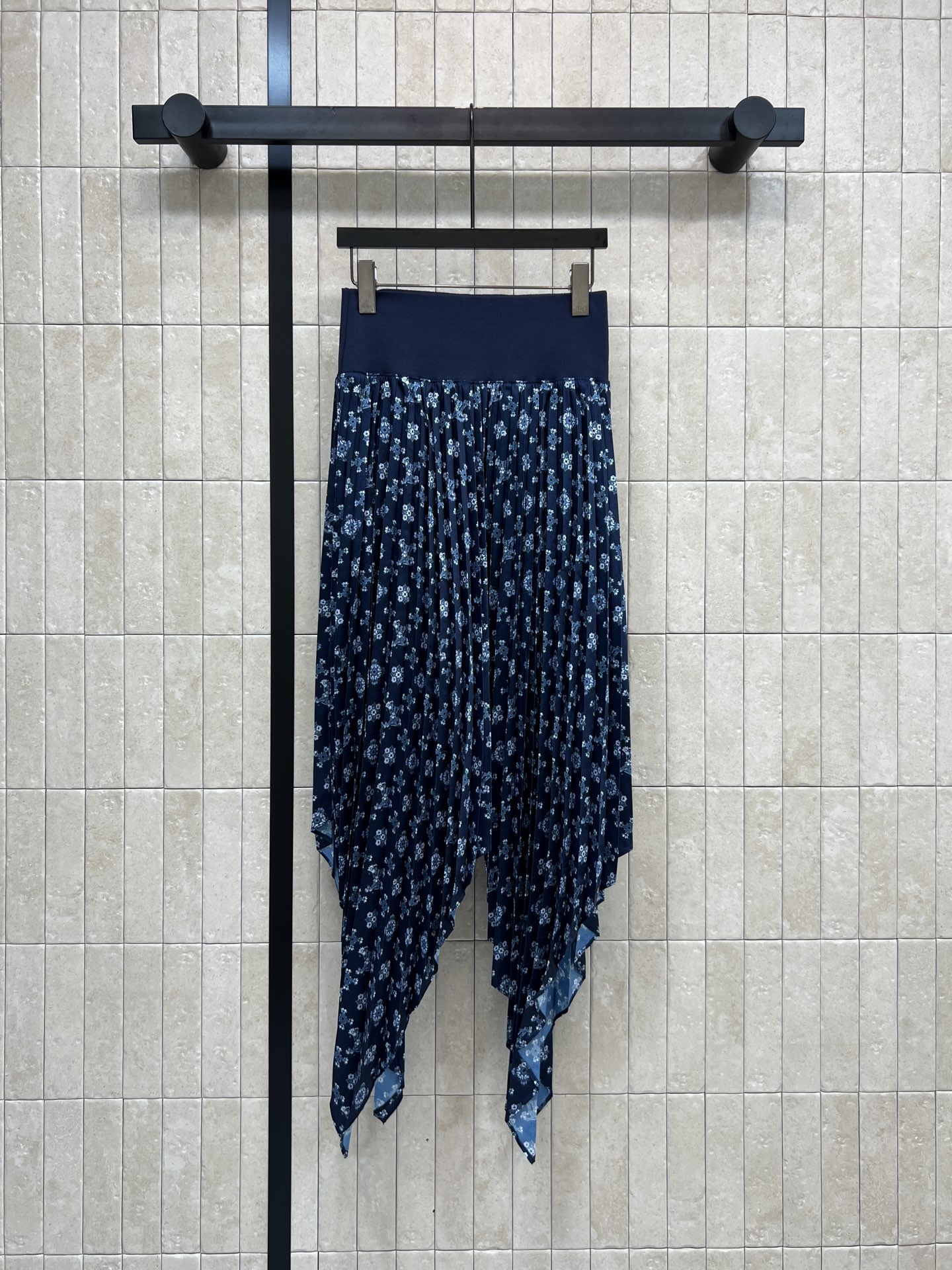 NO:730996,L's 26 early spring new model, dark blue retro pattern printed irregular skirt, made of lightweight fabric, accordion pleat design + irregular skirt, giving you a sense of elegance when walking, high waist tailoring to modify the waistline, retro floral print pattern is very artistic, can be easily worn in daily or formal occasions, paired with simple tops or accessories of the same brand, elegant and personalized, easy to get a high-end look!  One color and three sizes Size/S-M-L,,louis vuitton,skirts,19860909L家 26早春新款 深蓝色复古花纹印花不规则半身裙 采用轻盈面料 风琴褶设计+不规则裙摆 走路自带飘逸感 高腰剪裁修饰腰线 复古花纹印花图案超有艺术气息 日常或正式场合都能轻松驾驭 搭配简约上衣或同品牌配饰,优雅又有个性 轻松get高级感穿搭！一色三码Size/S-M-L,,louis vuitton,skirts,,Women's clothing