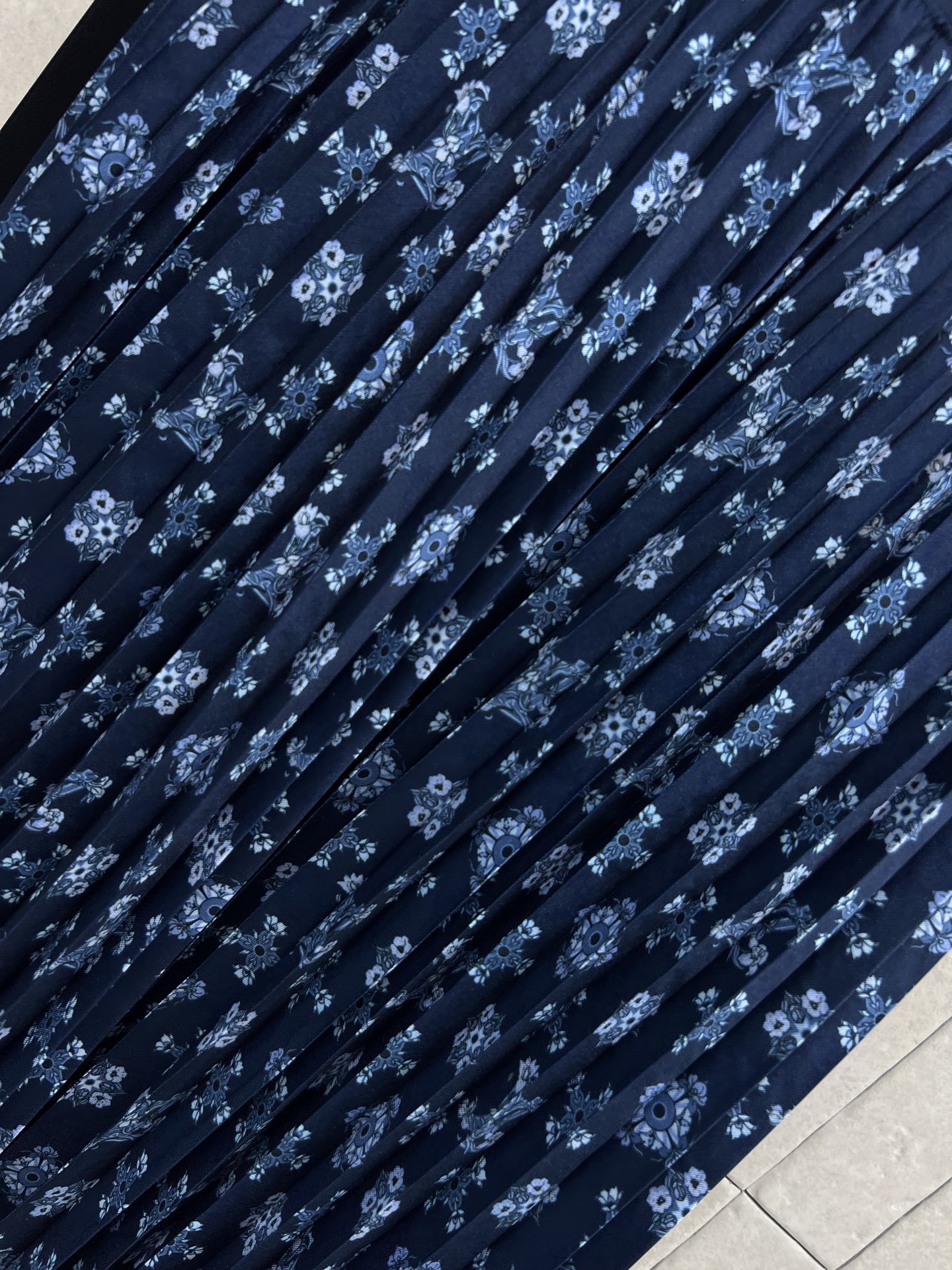 L家 26早春新款 深蓝色复古花纹印花不规则半身裙 采用轻盈面料 风琴褶设计+不规则裙摆 走路自带飘逸感