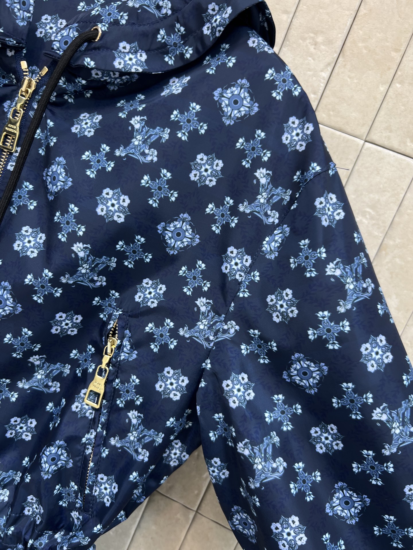 L家 26早春新款 深蓝色复古花纹印花连帽收腰外套 深蓝底配经典老花 辨识度超高 高品质面料 抽绳收腰点
