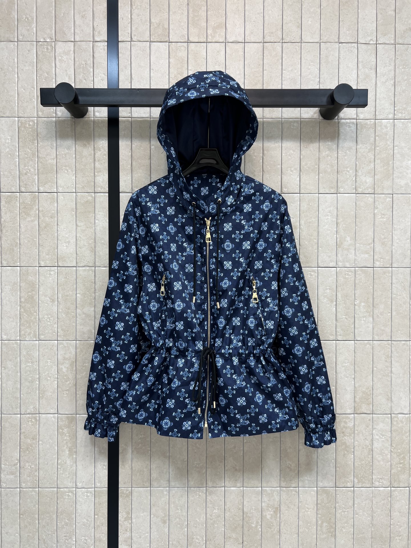 NO:730984,L's 26 early spring new style dark blue retro pattern printed hooded waist jacket. Dark blue base with classic presbyopia. Highly recognizable. High-quality fabric. Drawstring waist embellishment. Perfect body proportions. Makes you look slimmer and taller. Capable and stylish. All-over printed retro pattern. Absolutely fresh, age-reducing and fashionable. Super elegant. Recommended for daily leisure. Three sizes in one color. Size/S-M-L,, louis vuitton, jackets & coats, hats,19860909L家 26早春新款 深蓝色复古花纹印花连帽收腰外套 深蓝底配经典老花 辨识度超高 高品质面料 抽绳收腰点缀 完美分割身材比例 显瘦显高 干练有型 满印的复古花纹图案 简直绝了清新减龄又时髦 超级显气质 日常休闲推荐 一色三码Size/S-M-L,,louis vuitton,jackets & coats,hats,,Women's clothing