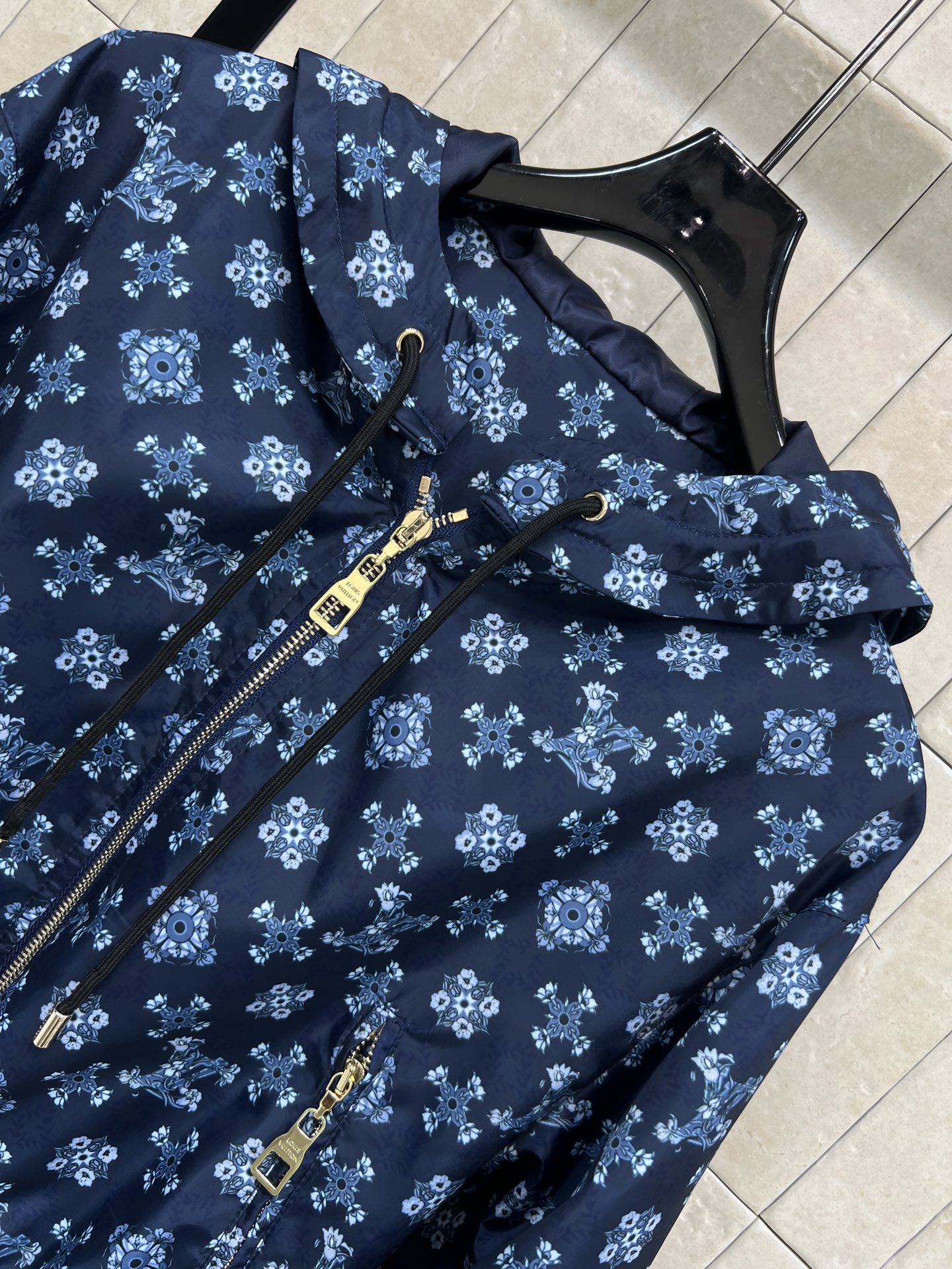 L家 26早春新款 深蓝色复古花纹印花连帽收腰外套 深蓝底配经典老花 辨识度超高 高品质面料 抽绳收腰点