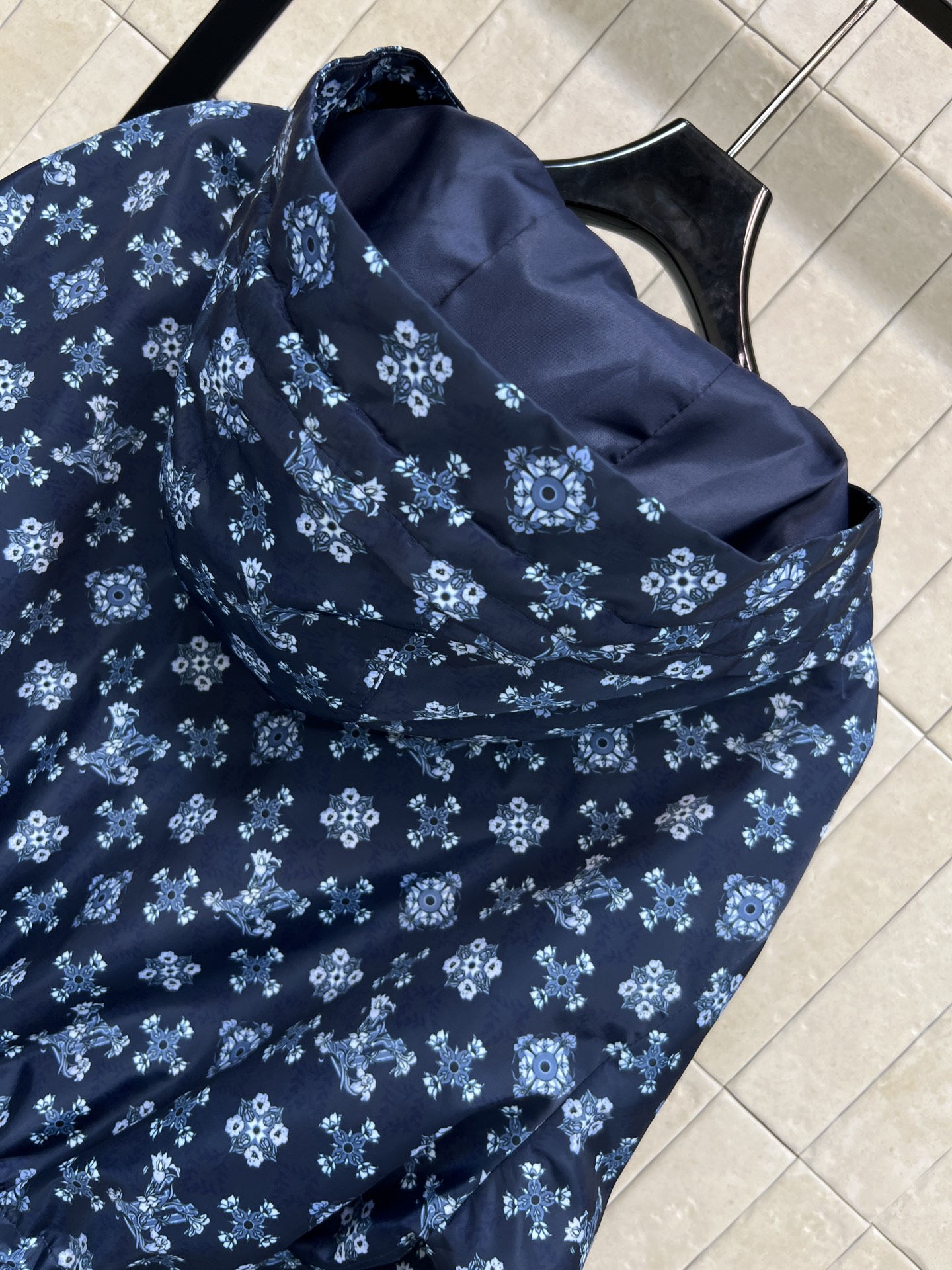 L家 26早春新款 深蓝色复古花纹印花连帽收腰外套 深蓝底配经典老花 辨识度超高 高品质面料 抽绳收腰点