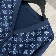 L家 26早春新款 碎花印花拼接针织毛衣 碎花元素与休闲版型碰撞出独特韵味 拼接高品质针织面料 柔软舒 L家 26早春新款 碎花印花拼接针织毛衣 碎花元素与休闲版型碰撞出独特韵味 拼接高品质针织面料 柔软舒