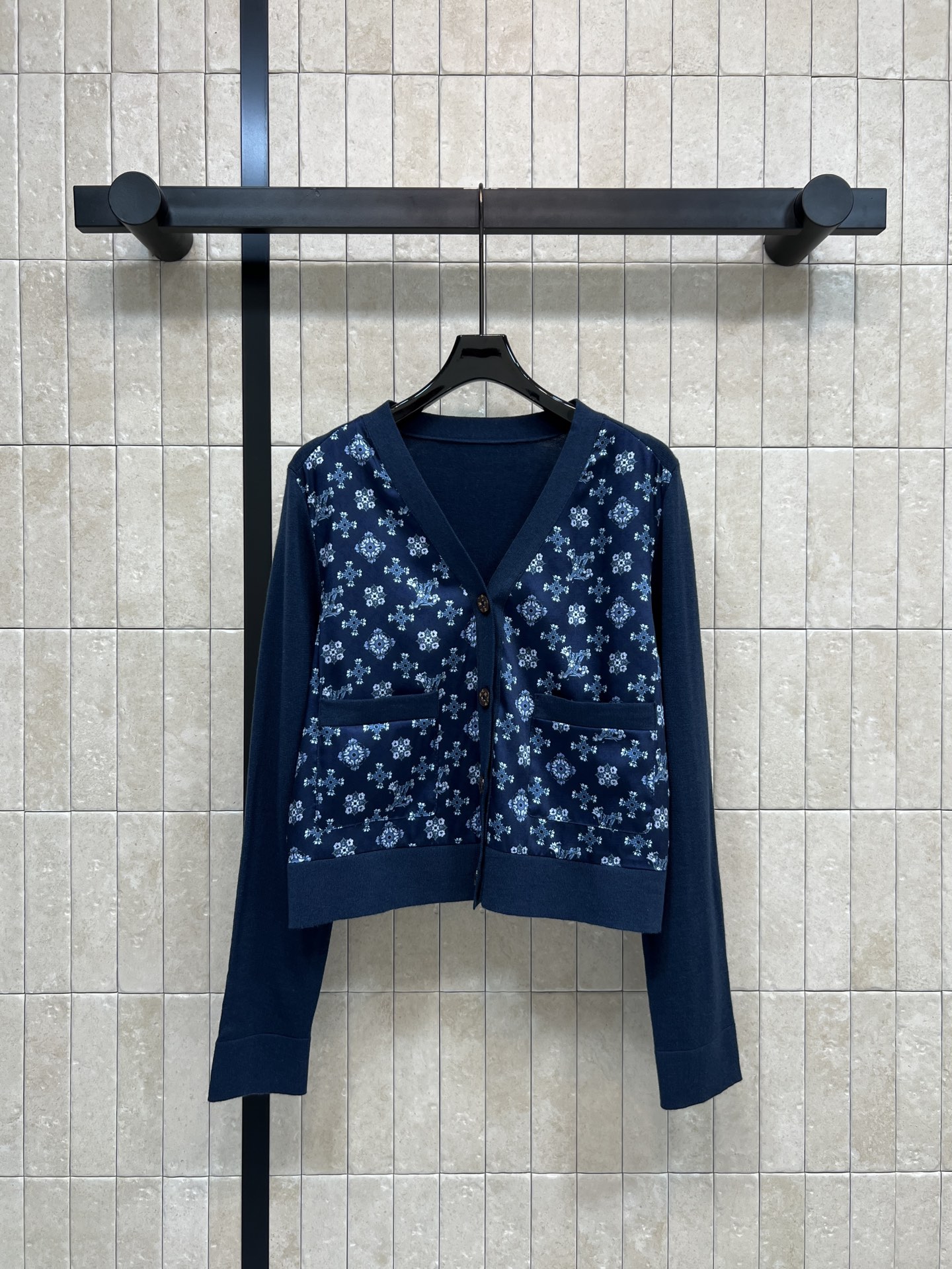 NO:730978,L's new 26 early spring style floral print spliced ​​knitted sweater. Floral elements and casual styles collide to create a unique charm. Spliced ​​with high-quality knitted fabrics. Soft and comfortable. It can be easily used in daily life or light luxury occasions. The short design shows off the body proportions. Paired with high-waisted pants/skirts, it is full of fashion!  The loose fit hides the flesh without being picky. It creates a casual and sophisticated style for daily wear. The retro pattern is unique and chic. Four sizes in one color. Size/S-M-L-XL, Louis Vuitton, skirts, sweaters,19860909L家 26早春新款 碎花印花拼接针织毛衣 碎花元素与休闲版型碰撞出独特韵味 拼接高品质针织面料 柔软舒适 日常或轻奢场合都能轻松驾驭 短款设计超显身材比例 搭配高腰裤/裙 时髦感拉满！宽松版型藏肉不挑人 日常搭出随性精致范 复古花纹独特别致 一色四码Size/S-M-L-XL,,louis vuitton,skirts,sweaters,,Women's clothing