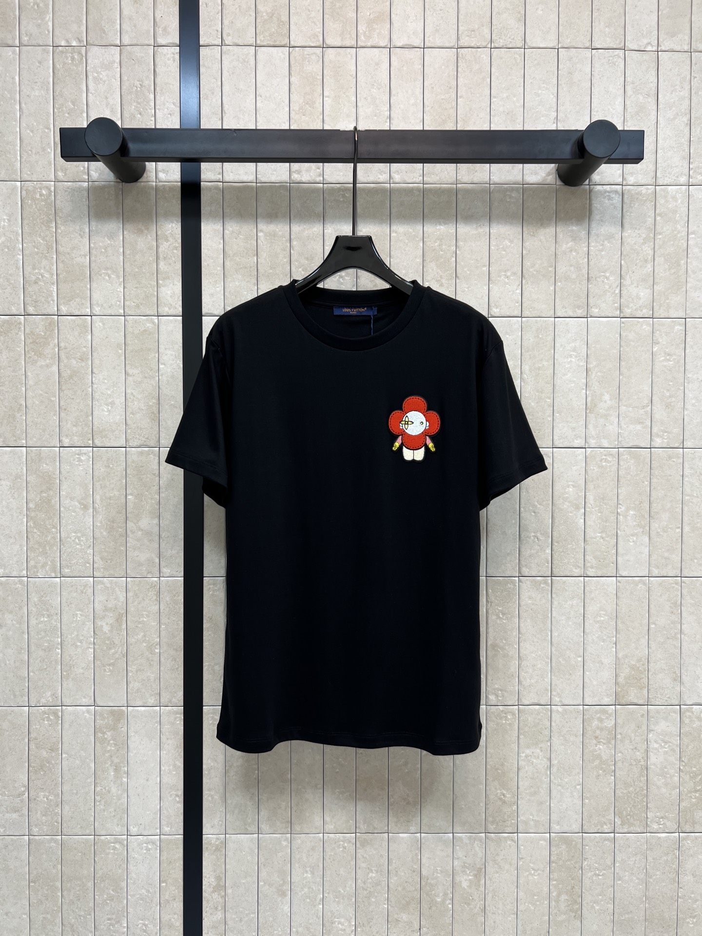 NO:730965,L's new spring and summer 26 short-sleeved T-shirt with cartoon flower embroidery pattern is super comfortable to wear in summer!  Classic black and white. Strawberry bear cartoon print on the chest. Simple and stylish. Suitable for daily casual or couple wear. Regular length. Loose fit. Tolerant of all body types. It goes well with jeans or shorts. Easily get a sense of fashion. Two colors. Two colors and three sizes. S-M-L, Louis Vuitton, shorts, jeans, T-shirt, tees, t-shirt,19860909L家 26春夏新款 卡通花朵刺绣图案短袖T恤 夏天穿超舒服！经典黑白色 胸前草莓熊卡通印花 简约又有 日常休闲或情侣装都很适合 常规衣长 宽松版型 包容各种身材 搭配牛仔裤或短裤都很OK 轻松get时尚感 两色 两色三码 S-M-L,,louis vuitton,shorts,jeans,T-shirt,tees，t-shirt,,Women's clothing