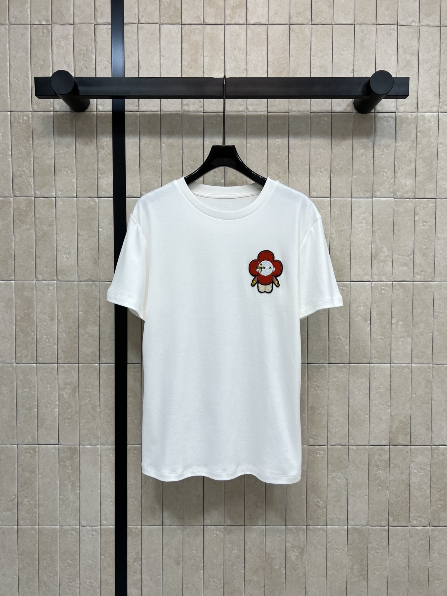 NO:730955,L's new spring and summer 26 short-sleeved T-shirt with cartoon flower embroidery pattern is super comfortable to wear in summer!  Classic black and white. Strawberry bear cartoon print on the chest. Simple and stylish. Suitable for daily casual or couple wear. Regular length. Loose fit. Tolerant of all body types. It goes well with jeans or shorts. Easily get a sense of fashion. Two colors. Two colors and three sizes. S-M-L, Louis Vuitton, shorts, jeans, T-shirt, tees, t-shirt,19860909L家 26春夏新款 卡通花朵刺绣图案短袖T恤 夏天穿超舒服！经典黑白色 胸前草莓熊卡通印花 简约又有 日常休闲或情侣装都很适合 常规衣长 宽松版型 包容各种身材 搭配牛仔裤或短裤都很OK 轻松get时尚感 两色 两色三码 S-M-L,,louis vuitton,shorts,jeans,T-shirt,tees，t-shirt,,Women's clothing