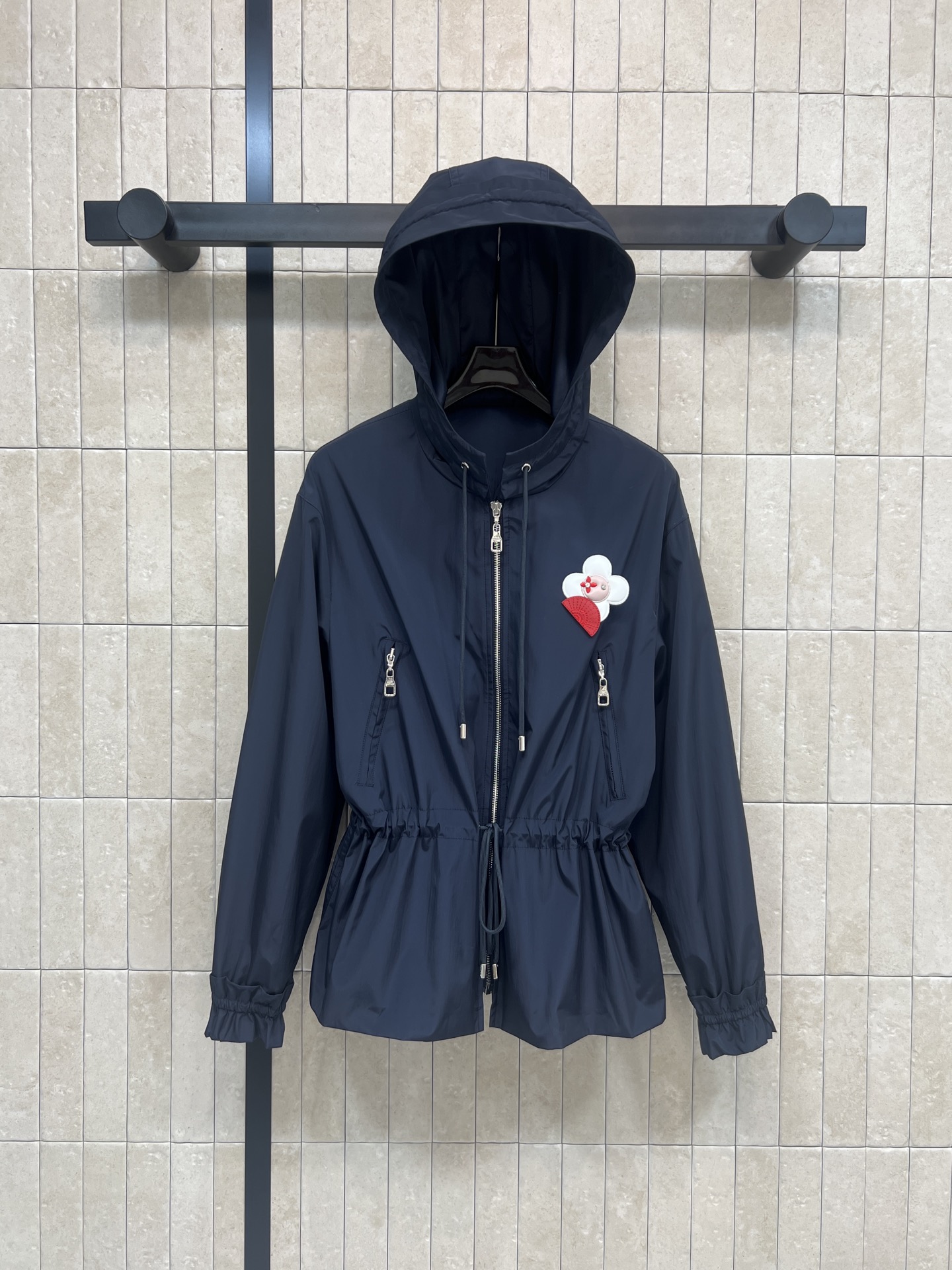 NO:730983,L's 26 early spring new style flower-decorated hooded waist jacket. Dark blue light fabric with red three-dimensional flower pattern. Full of festive atmosphere. Waist design. Cool and practical. Hooded silhouette. Loose, comfortable and unobtrusive. Elastic cuff design. Easy to control in autumn and winter, daily life or festivals. Inspired by the New Year's red theme. It means good wishes. A must-have fashionable item for sports and leisure. Three sizes in one color. Size/S-M-L,, louis vuitton,jackets  & coats,hats,19860909L家 26早春新款 花朵装饰连帽收腰外套 深蓝色轻薄面料 搭配红色立体花朵图案 节日氛围感满满 腰间采用收腰设计 潮酷又实穿 连帽廓形剪裁 宽松舒适不挑人 袖口松紧设计 秋冬日常或节日都能轻松驾驭 灵感源自新年红火主题 寓意美好祝福 运动休闲必备时髦单品 一色三码 Size/S-M-L,,louis vuitton,jackets & coats,hats,,Women's clothing