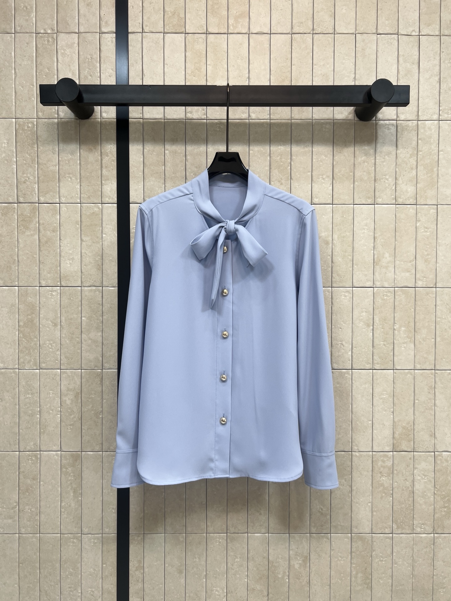 NO:730988,L's 26 early spring new style blue ribbon shirt, light blue tone + ribbon design, elegant and dignified, very suitable for spring and summer, straight silhouette + logo metal buttons, perfect details, can be easily used for commuting in the workplace or formal occasions. The ribbon can be tied with a bow, you can switch between gentle or casual style at will ~ match it with a skirt or trousers, you can easily get the urban workplace look!  One color and three sizes Size/S-M-L,,louis vuitton,skirts,shirts,19860909L家 26早春新款 蓝色飘带衬衫 浅蓝色调+飘带设计 优雅又端庄 春夏穿超合适 直身廓形＋logo金属纽扣 细节满分 职场通勤或正式场合都能轻松驾驭 飘带可系蝴蝶结 温柔or随性风随心切换～搭配半裙或西裤 轻松get都市职场气质look！一色三码 Size/S-M-L,,louis vuitton,skirts,shirts,,Women's clothing