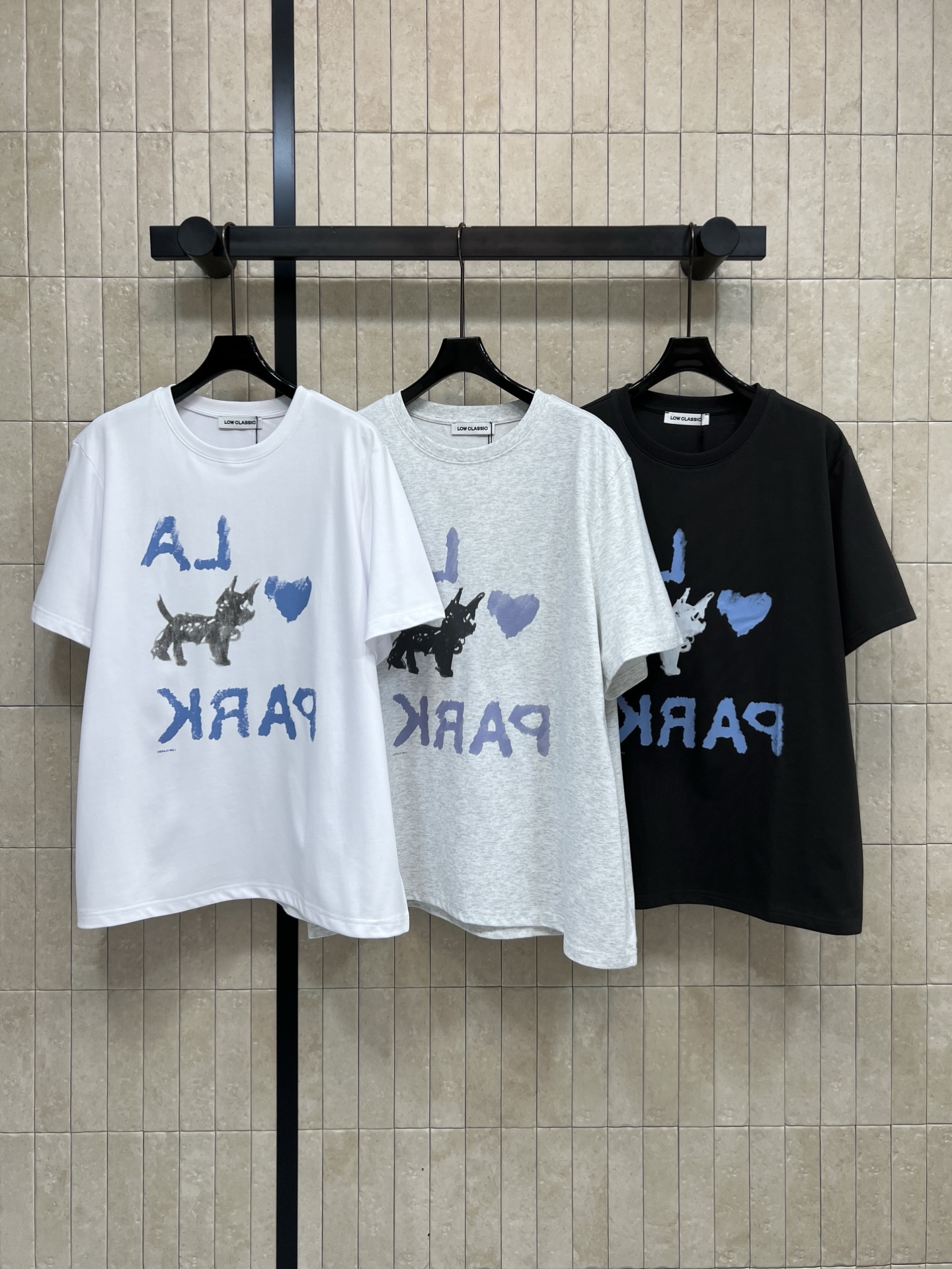 NO:731736,LC Home's 26 new spring and summer style short-sleeved T-shirt with scrawled puppy pattern is made of pure cotton, soft and breathable, super comfortable to wear in summer!  The hand-painted dog + logo letters on the front are simple and stylish. The loose fit is available in white, light gray and black. The light gray is super versatile. It can be worn with jeans or casual pants for a Korean street style ~ it can be easily used for commuting and leisure!  Three colors and three codes SML,,chanel,jeans,T-shirt,tees,t-shirt,19860909LC家 26春夏新款 潦草小狗图案短袖T恤 采用纯棉 柔软透气 夏天穿超舒服！正面手绘小狗+logo字母 简约又有设计感 宽松版型 白色、浅灰、黑色可选 浅灰色超百搭 随便配牛仔裤or休闲裤都很韩系街头风~通勤休闲都能轻松驾驭！三色三码 SML,,chanel,jeans,T-shirt,tees，t-shirt,,Women's clothing