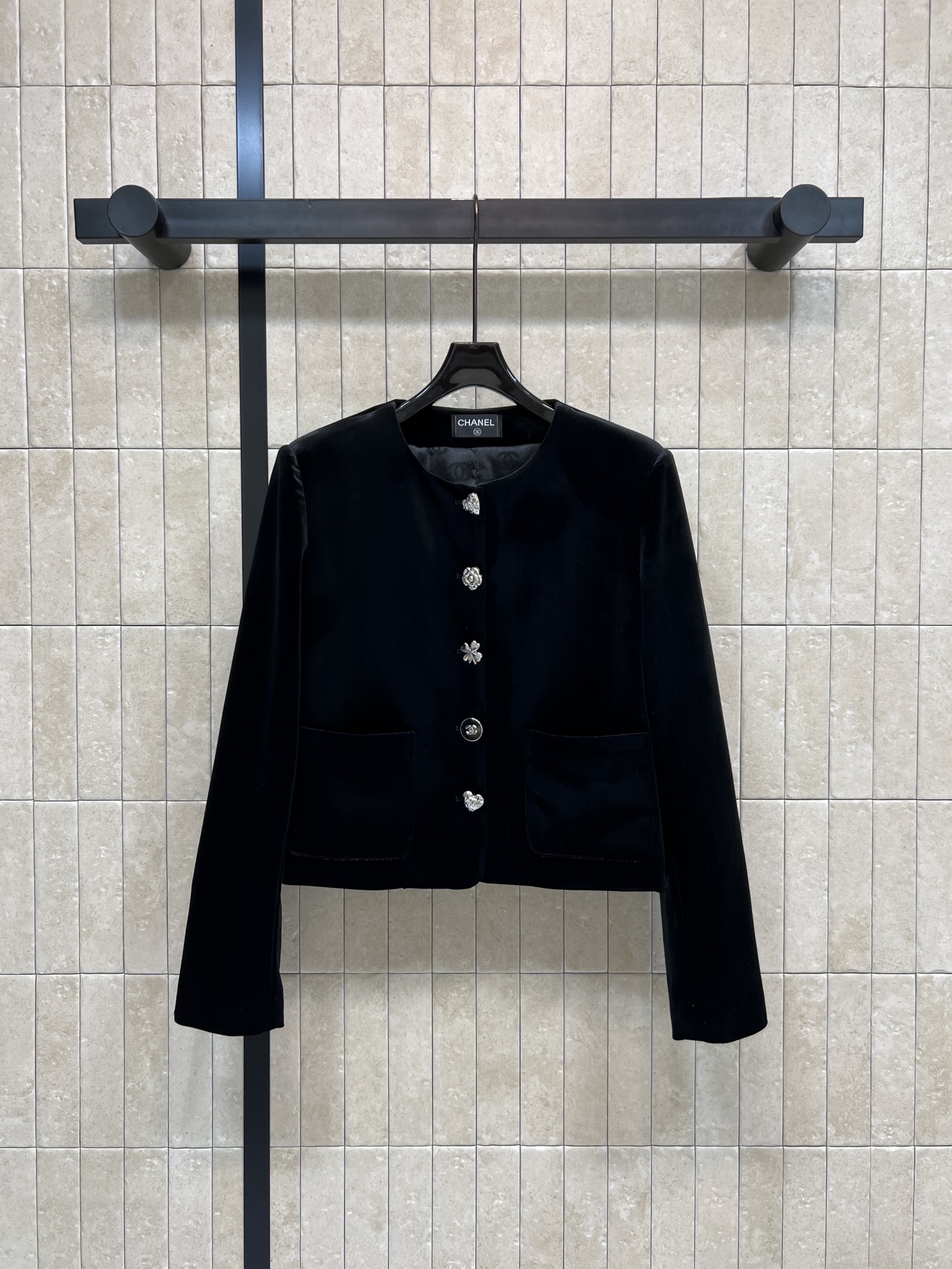 NO:731748,26 early spring new style Xiaoxiangfeng black velvet jacket, classic Xiaoxiang style design, round neck + exquisite buttons, full of elegant retro temperament, velvet fabric is soft and shiny, super atmospheric for autumn and winter, classic camellia pattern lining inside, short cut + symmetrical pockets, practical and beautiful, can be easily worn in daily or formal occasions, match with skirts or high-waisted pants, French style is easy to get!  One color and three codes SML,,skirts,jackets & coats,1986090926早春新款 小香风黑色丝绒外套 经典小香风设计 圆领+精致纽扣 优雅复古气质满分 丝绒面料柔软有光泽 秋冬穿超有氛围感 里面经典山茶花图案内衬 短款剪裁+对称口袋 实用又美观 日常或正式场合都能轻松驾驭 搭配裙装或高腰裤 法式千金风轻松get！一色三码 SML,,skirts,jackets & coats,,Women's clothing