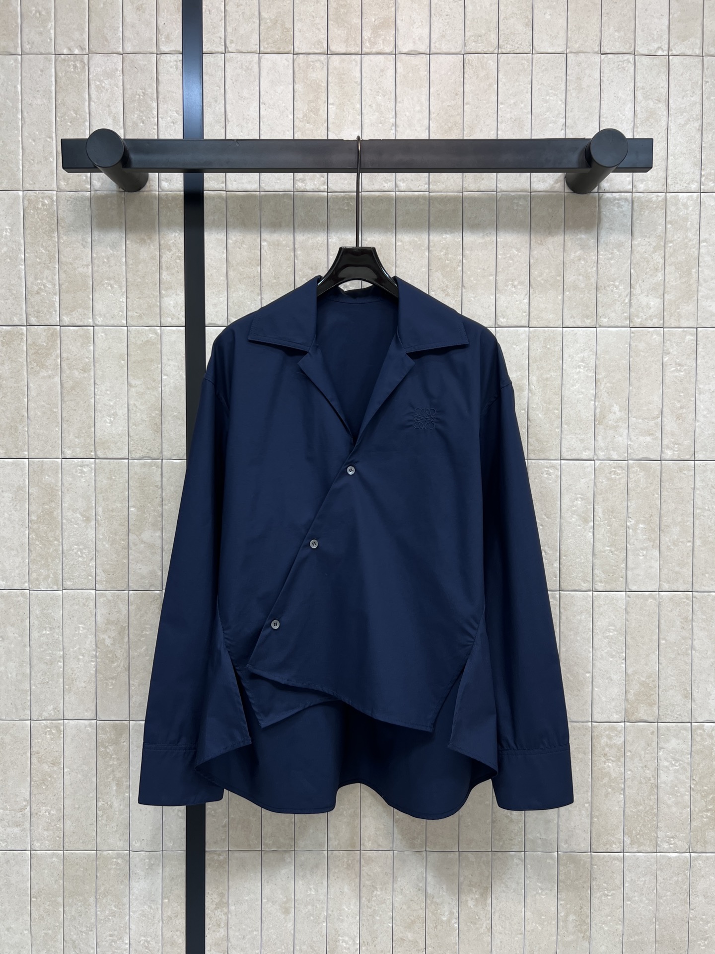 NO:731756,LW’s new 26 early spring style shirts with irregular designs are super comfortable to wear in spring and summer!  V-neck + short front and long back hem slit design, full of layering, fashionable and individual, loose cuffs, casually rolled up for style, can be worn alone or layered, can be easily worn for commuting, parties, and daily life ~ simple and high-end style, practical and design, a must-have and versatile item for the wardrobe!  Two colors and three codes SML,,shirts,19860909LW家 26早春新款 设计感不规则衬衫 春夏穿超舒服！V领领口+前短后长剪裁衣摆开叉设计 层次感满满 时髦又有个性 袖口宽松 随性挽起超有范 单穿or叠穿都OK 通勤、聚会、日常都能轻松驾驭~简约高级风 实用又有设计感 衣橱必备百搭单品！两色三码 SML,,shirts,,Women's clothing