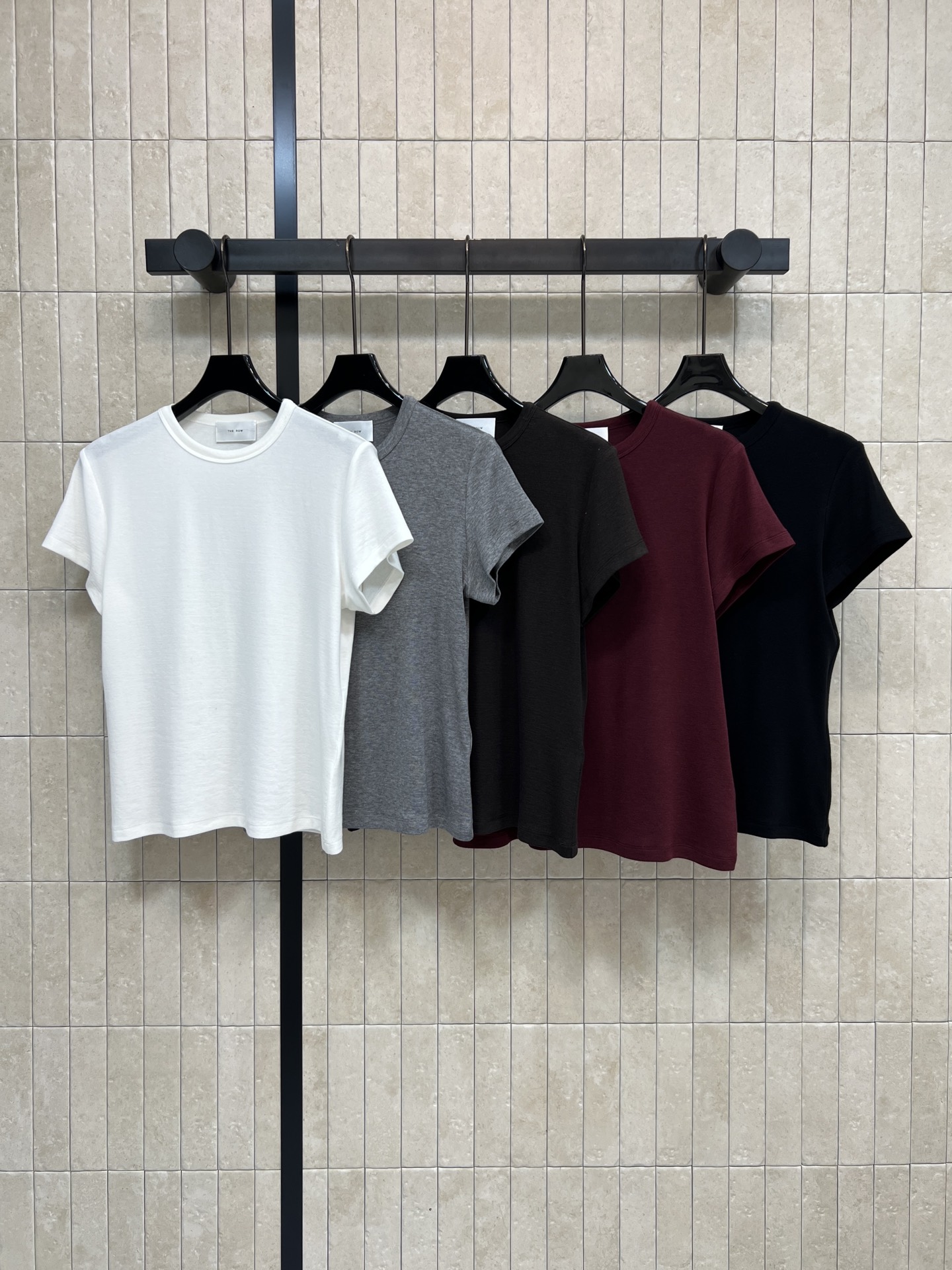 NO:732410,26 spring and summer new style, right shoulder short-sleeved T-shirt, good elasticity and skin-friendly, super comfortable to wear!  The straight shoulder design modifies the shoulder line and highlights the right-angled shoulders. The slim fit fits the body shape. It can be worn alone or layered with it. The round neck is simple and versatile. It can be easily used for commuting, leisure, and layering. The fabric is soft and breathable. It will not be stuffy in spring and summer. It is a basic wardrobe essential!  Five colors and three codes SML,,T-shirt,tees,t-shirt,1986090926春夏新款 正肩短袖T恤 弹力好又亲肤 穿着超舒适！正肩设计修饰肩部线条 显直角肩 修身版型贴合身形 单穿or内搭都很OK 圆领简约百搭 通勤、休闲、叠穿都能轻松驾驭 面料柔软透气 春夏穿不闷热 衣橱必备基础款！五色三码 SML,,T-shirt,tees，t-shirt,,Women's clothing