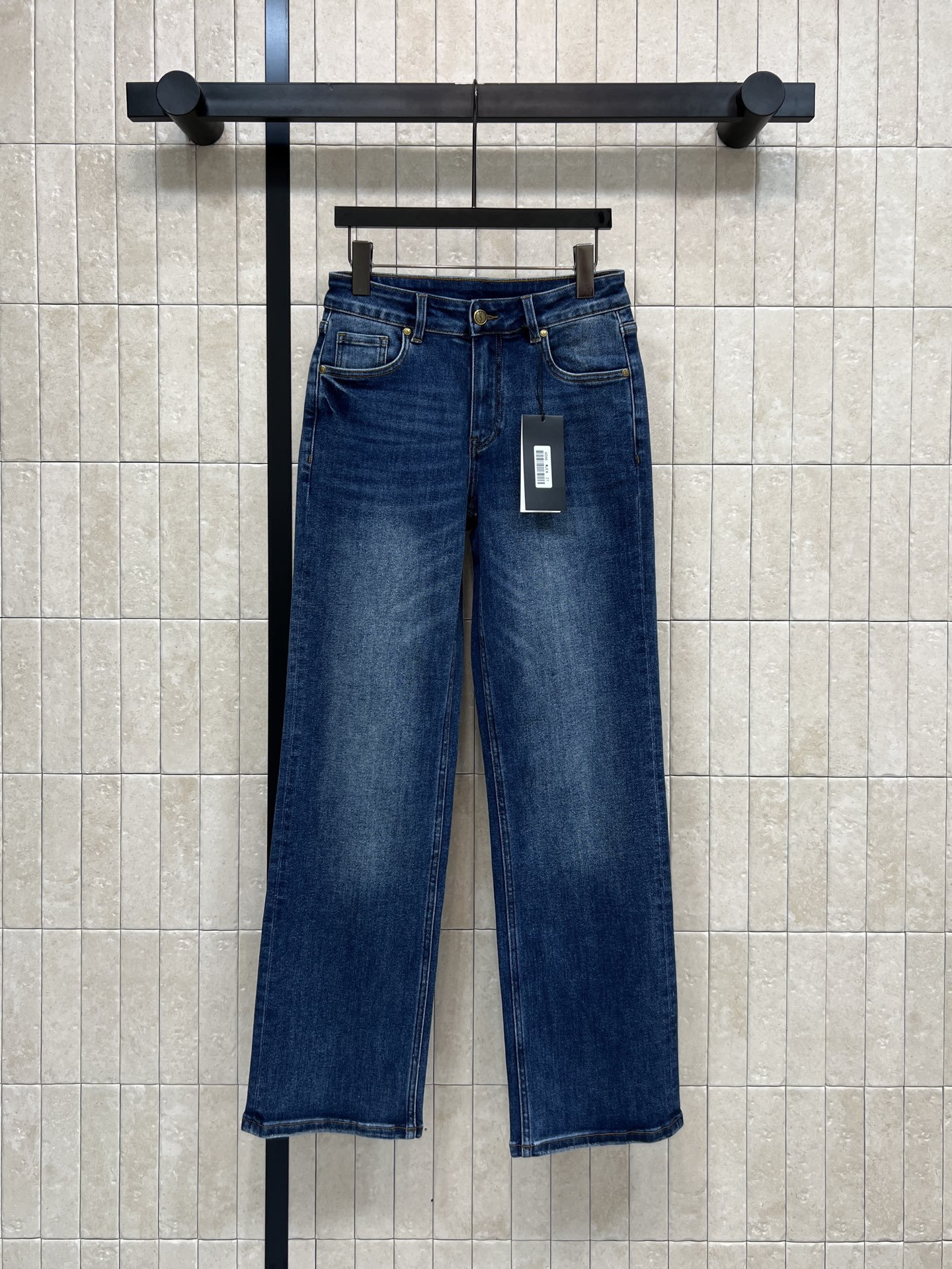 NO:732420,YSl 26 early spring new style high-waisted straight jeans. Classic dark blue washed denim fabric. Enzyme distressing technology. Soft and elastic. One button placket + metal zipper. Easy to put on and take off. Three-dimensional tailoring to modify the leg shape. Makes slimmer and taller. YSl letter embroidery embellishment on the back pocket. Perfect recognition. It is OK for daily matching with shirts, T-shirts or down jackets. It can be easily used for commuting and leisure!  One color and five? 26-27-28-29-30,,saint laurent,jeans,shirts,tees,t-shirt,down jacket,19860909YSl 26早春新款 高腰直筒牛仔裤 经典深蓝水洗牛仔面料 酵素做旧工艺 柔软有弹性 门襟一粒扣+金属拉链 穿脱方便立体剪裁修饰腿型 显瘦显高 后口袋YSl字母刺绣点缀 辨识度满分 日常搭配衬衫、T恤或羽绒服都很OK 通勤休闲都能轻松驾驭！一色五吗 26-27-28-29-30,,saint laurent,jeans,shirts,tees，t-shirt,down jacket,,Women's clothing