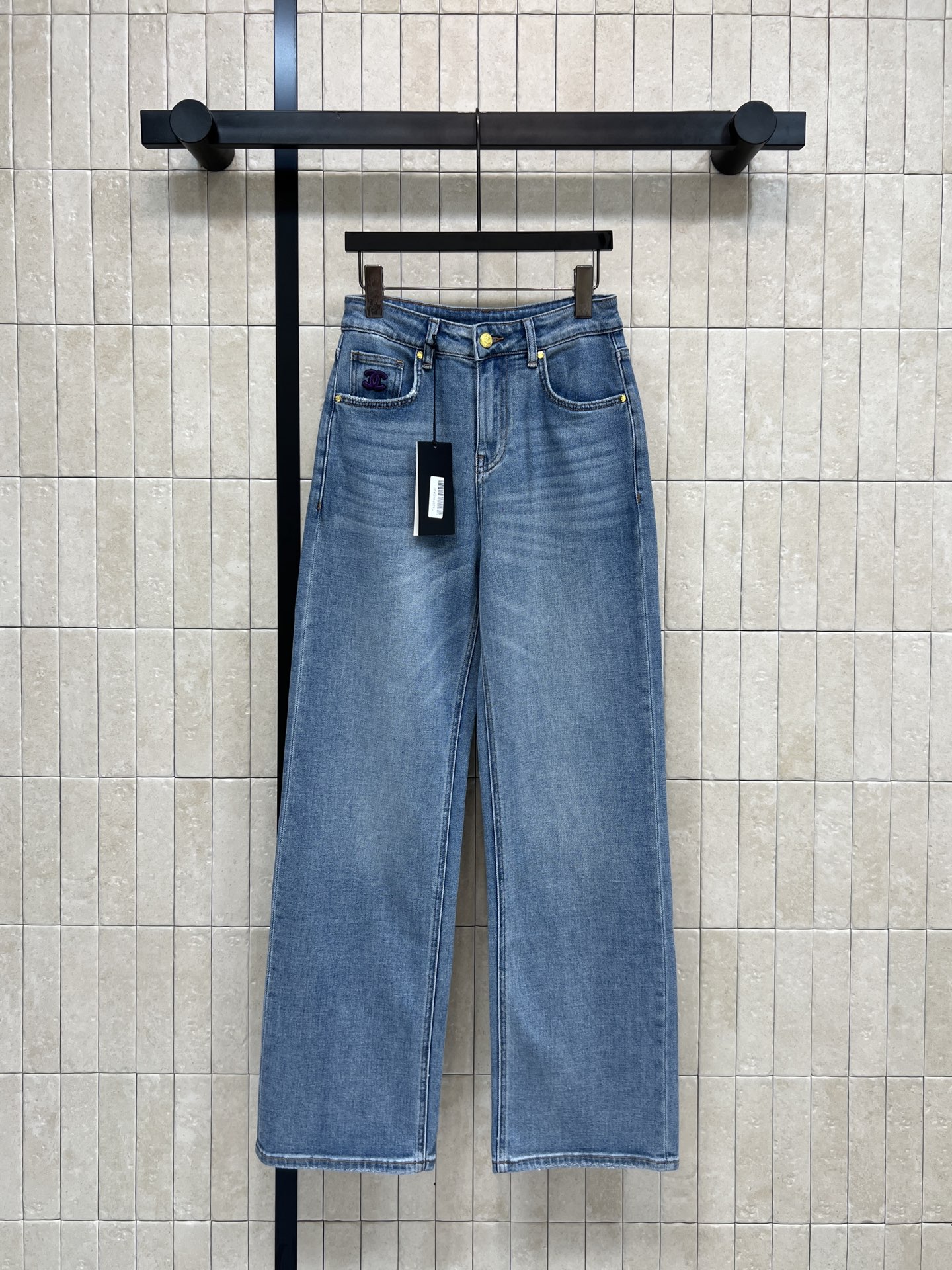 NO:732426,New style for early spring 26. Double C embroidered high-waisted straight jeans. Classic light blue washed fabric. Full of retro feel. Metal buttons + double side pocket design. Practical and beautiful. Straight cut to modify the leg shape. Make you look slimmer and taller. Suitable for a variety of body types. The fabric is slightly stretchy. Comfortable to wear, suitable for commuting and leisure!  It is extremely versatile. Whether worn with sweaters, shirts or jackets, you can easily switch styles. It is a must-have item in your wardrobe ~ one color and five sizes, 26-27-28-29-30, jeans, jackets & coats, sweaters, shirts,1986090926早春新款 双C刺绣高腰直筒牛仔裤 经典浅蓝水洗面料 复古感满满 金属纽扣+双侧口袋设计 实用又美观 直筒剪裁修饰腿型 显瘦显高 适合多种身材 面料微弹 穿着舒适 通勤休闲都OK！百搭属性超强 无论配毛衣、衬衫还是外套 轻松切换风格 衣橱必备单品~一色五码26-27-28-29-30,,jeans,jackets & coats,sweaters,shirts,,Women's clothing